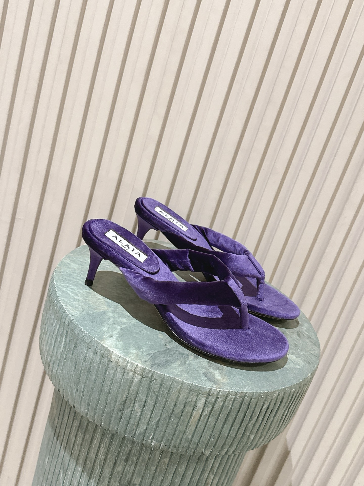 NO:787486,Top version: ALAA 26ss early spring new velvet flip-flop Mule high heels are based on classic flip-flops. The shoe shape is neat and pure, without unnecessary decoration. It only relies on velvet material to convey a sense of luxury and is suitable for a variety of dressing styles. The flip-flop uses widened velvet fabric, which avoids the pain points of traditional flip-flops and takes into account both style and comfort.  The upper is made of velvet cloth, which is soft and smooth to the touch and has a delicate luster. It will show rich light and shadow changes at different angles. Highly saturated colors can inject vitality into basic outfits. It can be paired with jeans and T-shirts to create a casual daily look, and can also be combined with dresses and suits to create a mixed style. Velvet cloth upper, velvet cloth lining, outsole, original molded outsole, increased by 6.5cm/10cm  size 35-41 (customized sizes 40 and 41 are non-refundable), split-toe shoes, high heels, skirts, jeans, tees, t-shirt, business suit19860909顶级版本 : ALAA 阿莱亚26ss早春新款丝绒夹脚穆勒高跟鞋 以经典人字拖为基础,鞋型利落纯粹,没有多余装饰,仅靠丝绒材质传递奢华感,适配多种穿搭风格.夹脚处采用加宽的丝绒面料,避免了传统人字拖磨脚的痛点,兼顾了造型感与舒适度. 鞋面采用丝绒布,触感软糯顺滑且自带细腻光泽,不同角度下会呈现丰富的光影变化.高饱和色彩能为基础款穿搭注入活力,既能搭配牛仔裤、T恤打造随性日常造型,也能与连衣裙、西装组合出混搭风格. 鞋面丝绒布 内里丝绒布 大底原版开模大底 增高6.5cm/10cm size35-41码（40、41码定制不退换）,分趾鞋高跟鞋,high heels,skirts,jeans,tees，t-shirt,business suit,Women's Shoes