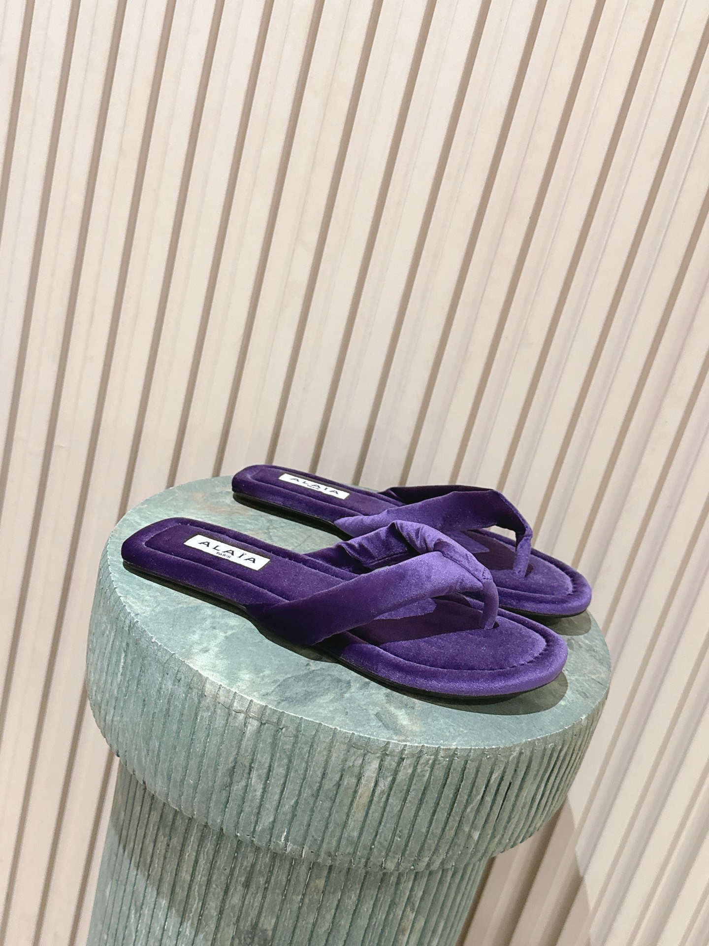 NO:787489,Top version: ALAA 26ss early spring new velvet flip-flop Mule flat flip flops. Based on the classic flip-flops, the shoe shape is neat and pure, without unnecessary decoration. It only relies on velvet material to convey a sense of luxury and is suitable for a variety of dressing styles. The flip-flops are made of widened velvet fabric, which avoids the pain points of traditional flip-flops and takes into account both style and comfort.  The upper is made of velvet cloth, which is soft and smooth to the touch and has a delicate luster. It will show rich light and shadow changes at different angles. Highly saturated colors can inject vitality into basic outfits. It can be paired with jeans and T-shirts to create a casual daily look, and can also be combined with dresses and suits to create a mixed style. Velvet cloth on the upper, velvet cloth on the lining, and original molded outsole, increased by 1cm  size 35-41 (customized sizes 40 and 41 are non-refundable), split-toe shoes, high heels, skirts, jeans, tees, t-shirt, business suit19860909顶级版本: ALAA 阿莱亚26ss早春新款丝绒夹脚穆勒平底拖 以经典人字拖为基础,鞋型利落纯粹,没有多余装饰,仅靠丝绒材质传递奢华感,适配多种穿搭风格.夹脚处采用加宽的丝绒面料,避免了传统人字拖磨脚的痛点,兼顾了造型感与舒适度. 鞋面采用丝绒布,触感软糯顺滑且自带细腻光泽,不同角度下会呈现丰富的光影变化.高饱和色彩能为基础款穿搭注入活力,既能搭配牛仔裤、T恤打造随性日常造型,也能与连衣裙、西装组合出混搭风格. 鞋面丝绒布 内里丝绒布 大底原版开模大底 增高1cm size35-41码（40、41码定制不退换）,分趾鞋高跟鞋,high heels,skirts,jeans,tees，t-shirt,business suit,Women's Shoes