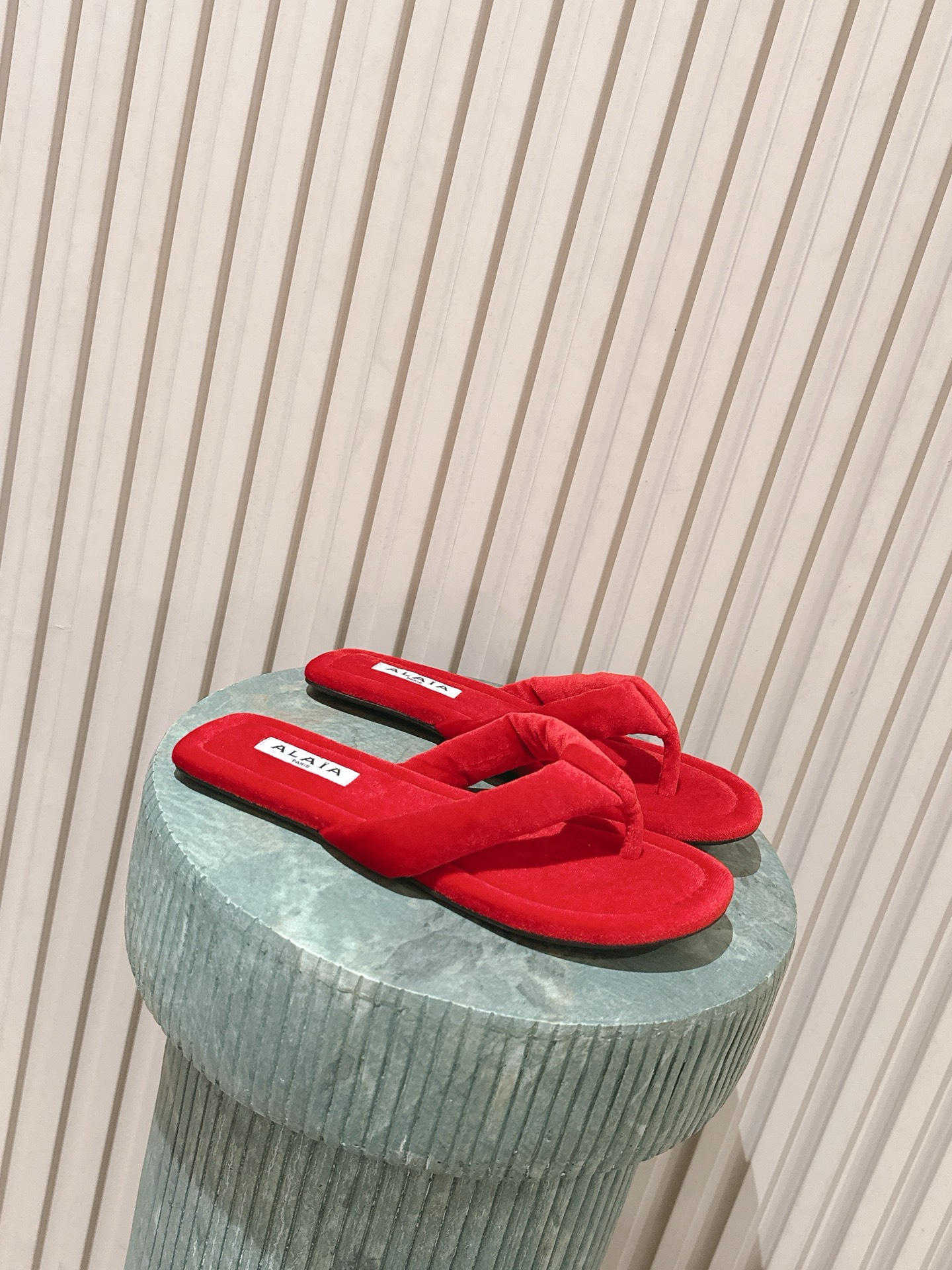 NO:787491,Top version: ALAA 26ss early spring new velvet flip-flop Mule flat flip flops. Based on the classic flip-flops, the shoe shape is neat and pure, without unnecessary decoration. It only relies on velvet material to convey a sense of luxury and is suitable for a variety of dressing styles. The flip-flops are made of widened velvet fabric, which avoids the pain points of traditional flip-flops and takes into account both style and comfort.  The upper is made of velvet cloth, which is soft and smooth to the touch and has a delicate luster. It will show rich light and shadow changes at different angles. Highly saturated colors can inject vitality into basic styles. It can be paired with jeans and T-shirts to create casual daily looks, and can also be combined with dresses and suits to create a mixed style. Velvet upper  heels,skirts,jeans,tees,t-shirt,business suit19860909顶级版本: ALAA 阿莱亚26ss早春新款丝绒夹脚穆勒平底拖 以经典人字拖为基础,鞋型利落纯粹,没有多余装饰,仅靠丝绒材质传递奢华感,适配多种穿搭风格.夹脚处采用加宽的丝绒面料,避免了传统人字拖磨脚的痛点,兼顾了造型感与舒适度. 鞋面采用丝绒布,触感软糯顺滑且自带细腻光泽,不同角度下会呈现丰富的光影变化.高饱和色彩能为基础款穿搭注入活力,既能搭配牛仔裤、T恤打造随性日常造型,也能与连衣裙、西装组合出混搭风格. 鞋面丝绒布 内里丝绒布 大底原版开模大底 增高1cm size35-41码（40、41码定制不,分趾鞋高跟鞋,high heels,skirts,jeans,tees，t-shirt,business suit,Women's Shoes