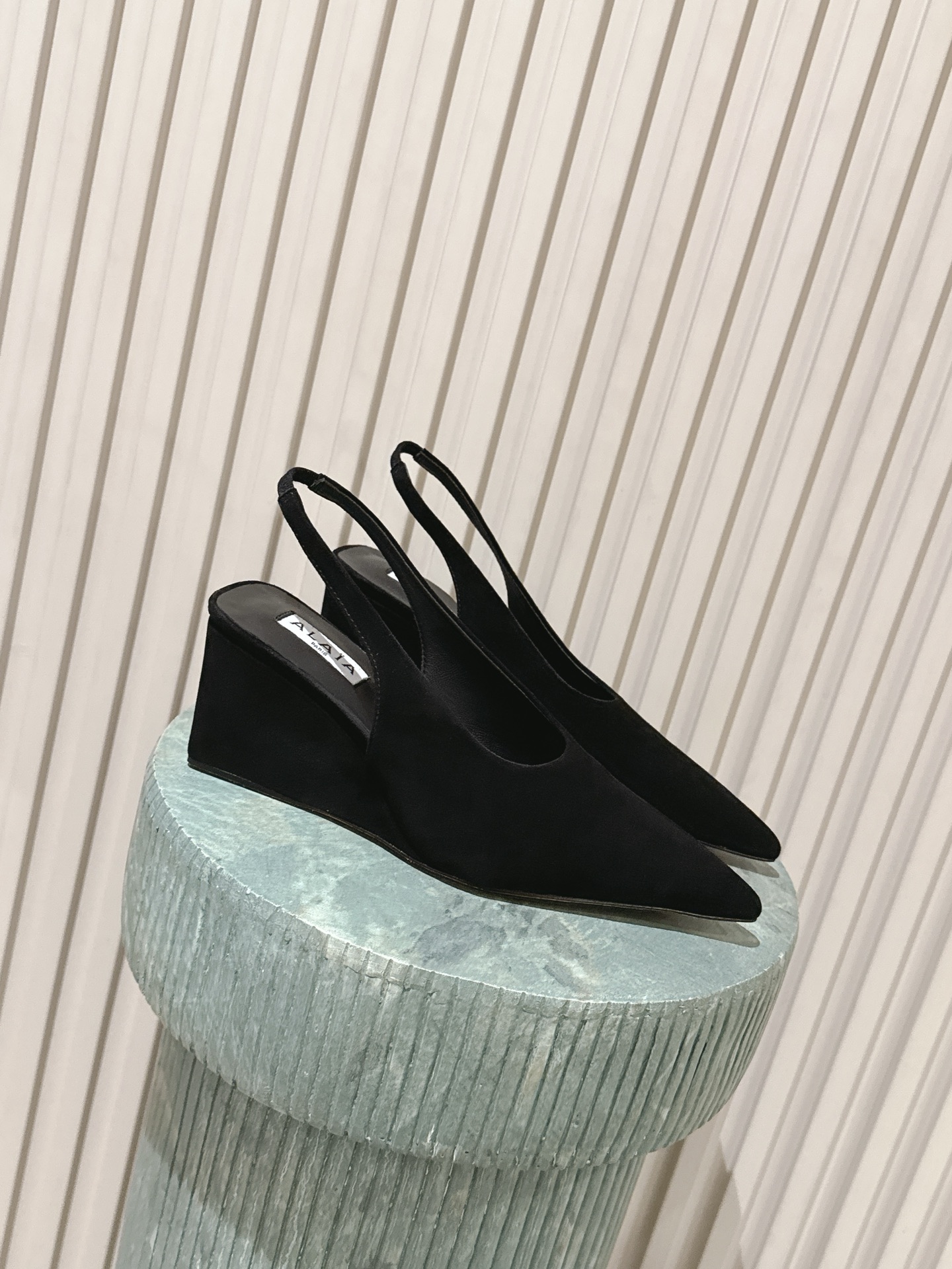 NO:787483,The top version of ALAA's 2026 spring and summer new style is a super stylish wedge-heeled silk shoe. A pointed-toe slipper that has become very popular recently. This pair of shoes is really relaxing!  Super comfortable on the feet. A wearable and fashionable pair with different styles. You can easily control different styles. Whether it is jeans, suit pants, or pleated skirts, it can upgrade your outfit to fashion. The original fabric is custom-made and imported silk. The lining is imported sheepskin. Outsole is imported from Italy. Genuine leather outsole. Heel height 6.5mm. Size#35-40 (40 can be customized without refund. High heels sandals, sandals, high heels, skirts, jeans, business suit, sheepskin, real  silk,leather soles19860909顶级版本 ALAA 阿莱亚2026春夏季新款 超有气质的 坡跟 真丝鞋 最近超火的一款尖头拖 这双鞋真的松弛感拉满！ 上脚超级舒适 好穿又时髦的一双配上不同款式,不同风格都能轻松驾驭,无论牛仔裤,西装裤,还是百褶裙,都能将你的穿搭提升到时尚 面料原版订制进口真丝 内里进口羊皮 大底意大利进口真皮大底 跟高6.5mm Size#35-40（40订做不退,高跟鞋凉鞋,sandals,high heels,skirts,jeans,business suit,sheepskin,real silk,Leather soles,Women's Shoes