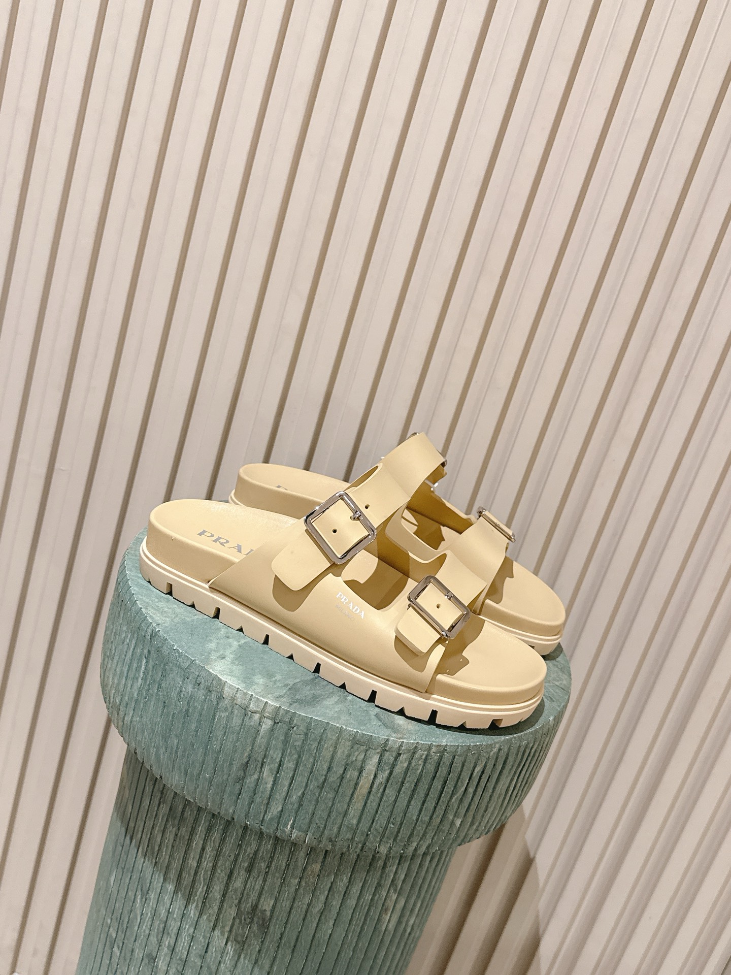 NO:751024,Top version::Prad* 26ss early spring new classic double-button sandals  Wear the laziness of summer on your feet. This pair of sandals gives you the dual freedom of staying at home and going out. Whether paired with casual pants or a dress, it can instantly unlock the relaxed atmosphere. The minimalist silhouette reshapes the relaxed feeling of summer. The double-strap design is neat and elegant, which not only ensures stable support for the foot, but also provides  The lines are divided to modify the foot shape; the thick rubber outsole adopts a non-slip texture, taking into account comfort and safety, and has a casual aura when walking. It breaks the boundary between formality and leisure, and can not only adapt to the laziness at home, but also hold the fashion of living out on the street. It is a pair of 'good news for lazy people' in the true sense.  A good pair of slippers is a tribute to the sense of ritual in life. This pair of Prada Birkenstock slippers is not only a single item, but also an expression of an attitude towards life. Upper cowhide leather lining sheepskin sole original molded outsole increased by 2CM size 35-41 (40, 41 can be customized without return), slippers, prada, slippers, skirts, cowhide, sheepskin19860909顶级版本::Prad* 26ss 早春新款经典双扣凉拖 把夏天的慵懒,穿在脚上.这双凉拖,是宅家与出街的双重自由.无论是搭配休闲裤还是连衣裙,都能瞬间解锁松弛氛围感.极简轮廓,重塑夏日松弛感.双带设计利落大气,既保证了足部的稳定支撑,又通过线条分割修饰脚型；厚底橡胶大底采用防滑纹理,兼顾舒适与安全,行走间自带随性气场.它打破了正式与休闲的边界,既能适配宅家的慵懒,也能hold住出街的时髦,是一双真正意义上的“懒人福音”. 一双好拖鞋,是对生活仪式感的致敬. Prada 这双勃肯拖,不仅是一件单品,更是一种生活态度的表达. 鞋面牛皮 内里羊皮 鞋底原版开模大底 增高2CM 码数35-41（40、41可定做不退换）,拖鞋,prada,slippers,skirts,cowhide,sheepskin,Women's Shoes