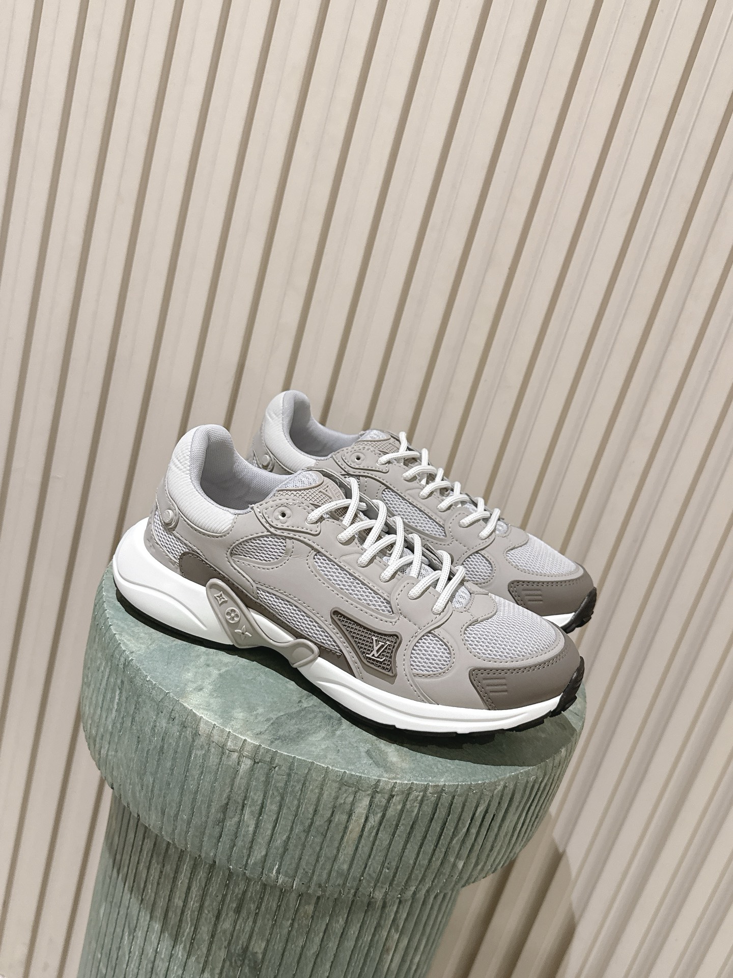 NO:787477,Top version: Couple's model: LV Louis Vuitton OLYMPIA couple's sneakers. Taikoo Hui purchased two pairs at RMB to develop and re-engraved. All details are correct for the version. This L Olympia sneaker combines technical fabrics such as mesh fabric and metallic synthetic leather to reinterpret the classic running shoe design with a neat and simple design. The lightweight EVA outsole achieves a comfortable and elastic wearing experience. Rich details such as Monogram embossing and presbyopic letters establish recognition. Mixed material embossing on the upper. Shoelaces are Louis Vuitton elements.  Original molded EVA outsole decorated with Monogram flowers Size female 35-40 male 39-45, dad shoes, louis vuitton, louis vuitton, sneakers19860909顶级版本:情侣款: LV 路易威登OLYMPIA情侣款运动鞋 太古汇RMB购入两双开发 复刻 所有细节对版 本款 L Olympia运动鞋融合网格面料与金属质感合成皮革等科技面料,以利落简约设计重绎经典跑鞋设计.轻盈 EVA 外底成就舒弹穿着体验.Monogram 压纹与 老花字母等丰富细节树立辨识度 鞋面混合材质压花 鞋带路易威登元素 原版开模EVA 外底点缀 Monogram 花卉 Size女35-40 男39-45,老爹鞋,louis vuitton,louis vuitton,sneakers,Women's Shoes