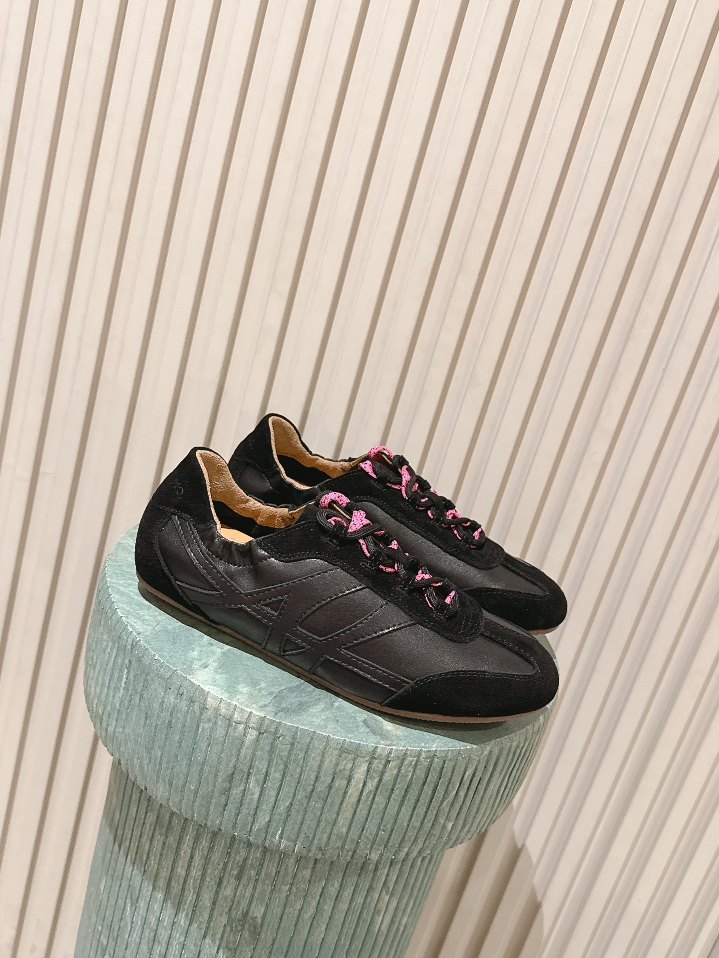 NO:787482,Top version:: article no.26ss early spring new retro moral training shoes Forrest Gump shoes. The shoe shape adopts the classic moral training shoe silhouette, with a low top, narrow toe and smooth side lines, with a retro sporty feel. It is the core item of 'old money style' and 'Clean Fit' wear in recent years. The interior is made of soft materials such as sheepskin, which has a delicate touch. It fits the foot when worn and has good breathability. It is not easy for the feet to get stuffy when walking for a long time.  The sole is made of lightweight and tough rubber material, with good anti-slip and resilience, taking into account the retro appearance and daily wearing comfort. The overall shoe body is light in weight and does not feel heavy. It is suitable for various daily scenes such as commuting, shopping, short trips, etc. Cowhide upper, sheepskin lining, leather outsole, 2cm higher  size 35-40 (customized sizes 40 are non-refundable), casual shoes/sports shoes, sneakers, cowhide, sheepskin, Leather soles19860909顶级版本:: article no.26ss早春新品复古德训鞋阿甘鞋 鞋型采用经典的德训鞋轮廓,低帮、窄鞋头加上流畅的侧面线条,自带复古运动感,是近年“老钱风”“Clean Fit”穿搭的核心单品.内里采用羊皮等柔软材质,触感细腻,穿着时贴合脚面且透气性好,长时间行走也不易闷脚. 鞋底采用轻便且韧性强的橡胶材质,具备良好的防滑性和回弹性,兼顾了复古外观与日常穿着的舒适度.整体鞋身重量较轻,没有厚重感,适配通勤、逛街、短途出游等多种日常场景. 鞋面牛皮 内里羊皮 大底真皮大底 增高2cm size35-40码（40码定制不退换）,休闲鞋/运动鞋,sneakers,cowhide,sheepskin,Leather soles,Women's Shoes