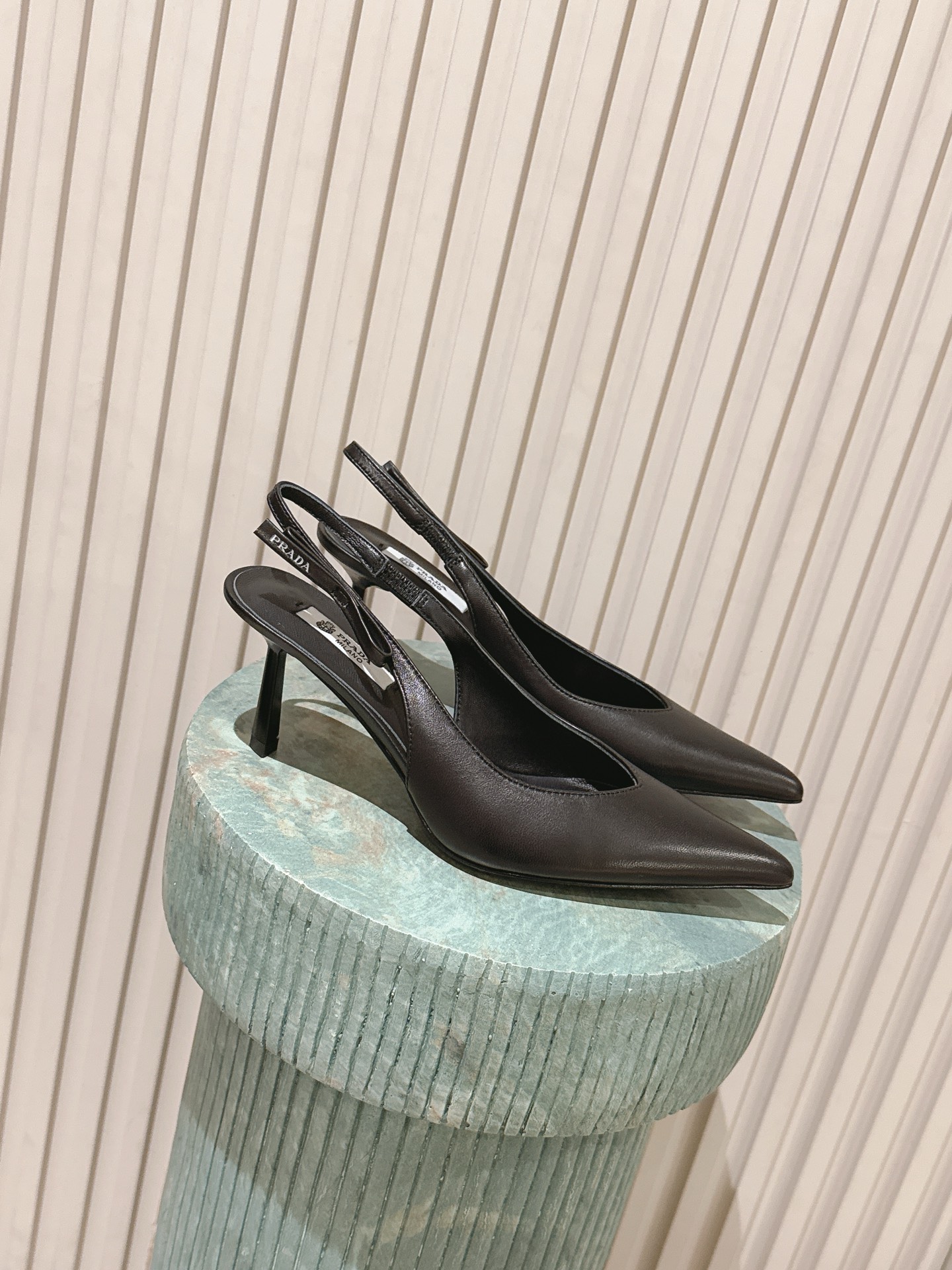 NO:751061,The top version of Prada Prada 2026 catwalk style bow pointed toe back empty shoes. This high-heeled shoe is equipped with a comma heel. The shoe reinterprets Prada's past design elements and surrounds the upper with a rubber sole, creating a mixed shoe shape that combines a soft pointed toe silhouette with sporty elements. The upper is imported from the original open-edge beaded cowhide/cow patent leather/sheepskin lining, and the leather outsole has a heel height of 7.5cm.  size35-39 (40.41 customized, non-refundable), high heels and sandals, prada, prada, sandals, high heels, cowhide, sheepskin, Leather soles19860909顶级版本 Prada普拉达2026走秀款蝴蝶结尖头后空单鞋 这款高跟鞋配有逗号跟,鞋履重释Prada往昔的设计元素,用橡胶鞋底环绕鞋面,营造出融柔美的尖头廓形和运动元素于一身的混搭鞋型. 鞋面进口原版开边珠牛皮/牛漆皮/羊皮内里 真皮大底 跟高7.5cm size35-39（40.41定制不退换）,高跟鞋凉鞋,prada,prada,sandals,high heels,cowhide,sheepskin,Leather soles,Women's Shoes