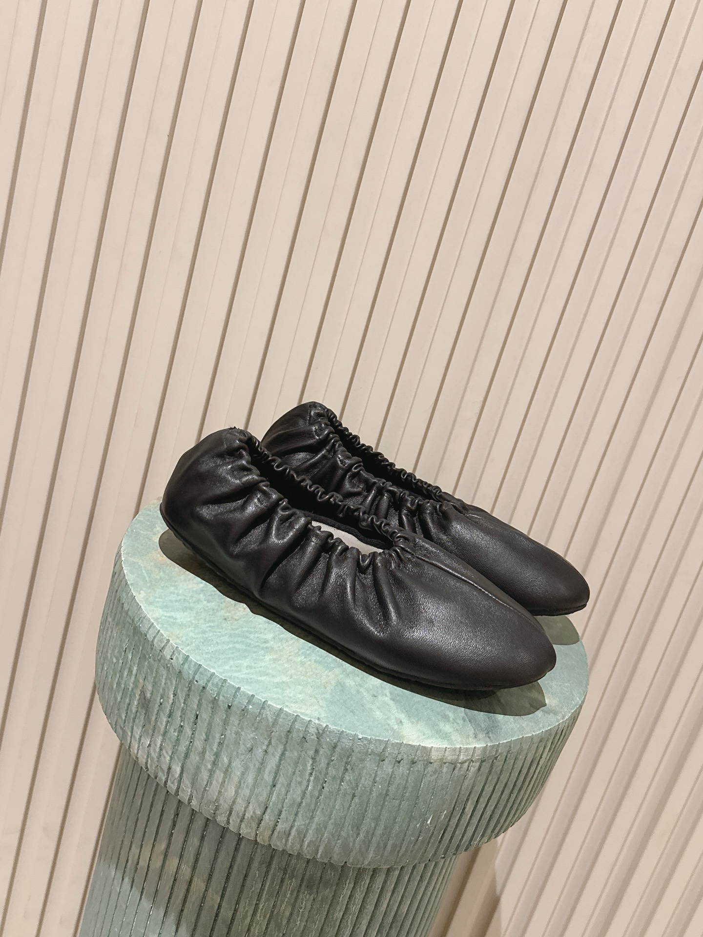 NO:787485,Top version P cloth cover, leather cover, Maison Margiel*26ss new early spring ballet flats. Pleated wrapping design, not picky about the shape of the foot, you don't want to take it off when you put it on. Split toe toe, retro and fashionable, easy to wear with a sense of luxury. Lightweight sole, soft and elastic fit to the foot, zero burden when walking. Multiple materials and colors are available. Satin is noble, leather is durable, and mesh is breathable. It is the 'universal shoe' in the wardrobe, and looks good with jeans, skirts, and dresses.  The heelless flat sole makes you feel like you are walking on clouds. Available in a variety of materials, it can meet all gentle scenes. It can be worn for commuting to work and on weekend dates. It is the kind of comfort that you don’t want to take off when you put it on!  Upper fabric/sheepskin, lining fabric/cowhide, outsole, original molded outsole, increased by 1cm, size 35-40 (customized size 40 is not returnable), ballet shoes, flats, skirts, jeans, cowhide, sheepskin19860909顶级版本P布面 皮面 Maison Margiel*26ss早春新款芭蕾平底鞋 褶皱包裹设计,不挑脚型,穿上就不想脱下来,分趾鞋头,复古又时髦,轻松穿出高级感.轻量化鞋底,软弹贴合脚感,走路零负担.多材质多色可选缎面显贵、皮质耐穿、网纱透气,是衣柜里的“万能鞋”,配牛仔裤、半裙、连衣裙都好看. 无跟平底走路像踩在云里,多材质可选,满足所有温柔场景,上班通勤、周末约会都能穿, 是那种穿上就不想脱下来的舒服！ 鞋面布/羊皮 内里布/牛皮 大底原版开模大底 增高1cm size35-40码（40码定制不退换）,芭蕾舞鞋,flats,skirts,jeans,cowhide,sheepskin,Women's Shoes