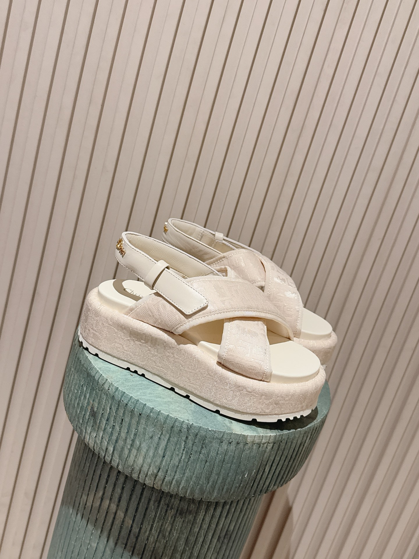 NO:787471,Premium version 2026Dior Dway summer thick-soled cross sandals with Christian Dior Paris logo embroidery, highly recognizable, full leather thickened flat-soled design 6cm, soft to the touch of cotton, instantly become casual when paired with pants, can lengthen the body proportions when paired with skirts, a perfect all-match artifact, presbyopia is an absolute classic!  An unexpected surprise on my feet~very beautiful~super whitening~the whole leg is elongated!  !  The 6cm thick sole increases height in seconds ~ the upper leg looks N times better than the real thing ~ super slimming and whitening ~ one-step_ go out casually ~ no matter how you wear it in summer ~ it looks good and beautiful. Fabric sheepskin, lining sheepskin, heel height 6cm size 35-42, slippers and sandals, dior, dior, sandals, slippers, skirts, sheepskin19860909级版本 2026Dior 迪奥Dway夏季厚底交叉凉鞋Christian Dior Paris标志刺绣 富有辨识度 全皮质加厚平底设计6cm 脚感软到踩棉花 搭配裤子秒变休闲 搭配裙子又能拉长身材比例 妥妥的百搭神器 老花是绝对的经典！ 上脚意想不到的惊喜～非常好看～超显白～整个腿都被拉长了！！6cm厚底秒增高～上脚比实物好看N倍～超级显瘦显白～一脚蹬_随性出门～夏天随便怎么搭～都好好看美美哒 面料羊皮 内里羊皮 跟高6cm size 35-42,拖鞋凉鞋,dior,dior,sandals,slippers,skirts,sheepskin,Women's Shoes