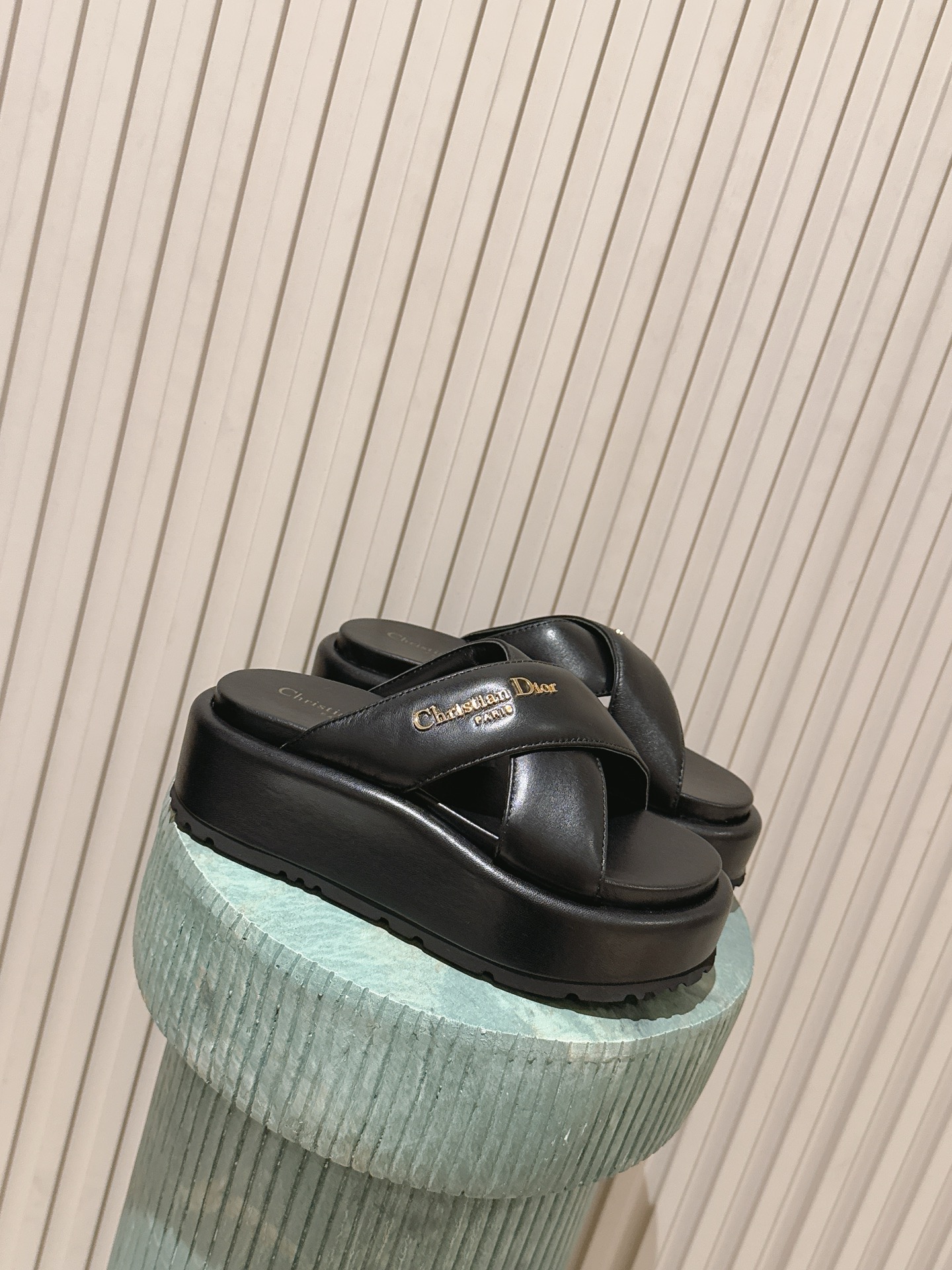 NO:787474,Grade version: 2026Dior Dway summer thick-soled cross sandals with Christian Dior Paris logo embroidery. Highly recognizable. Full leather thickened flat-soled design 6cm. Soft to the touch of cotton. Pair with pants to become casual. Paired with skirts, they can elongate the body proportions. A perfect all-match artifact. Presbyopia is an absolute classic!  An unexpected surprise on my feet~very beautiful~super whitening~the whole leg is elongated!  !  The 6cm thick sole increases height in seconds ~ the upper leg looks N times better than the real thing ~ super slimming and whitening ~ one-step_ go out casually ~ no matter how you wear it in summer ~ it looks good and beautiful. Fabric sheepskin, lining sheepskin, heel height 6cm size 35-42, slippers and sandals, dior, dior, sandals, slippers, skirts, sheepskin19860909级版本:2026Dior 迪奥Dway夏季厚底交叉凉鞋Christian Dior Paris标志刺绣 富有辨识度 全皮质加厚平底设计6cm 脚感软到踩棉花 搭配裤子秒变休闲 搭配裙子又能拉长身材比例 妥妥的百搭神器 老花是绝对的经典！ 上脚意想不到的惊喜～非常好看～超显白～整个腿都被拉长了！！6cm厚底秒增高～上脚比实物好看N倍～超级显瘦显白～一脚蹬_随性出门～夏天随便怎么搭～都好好看美美哒 面料羊皮 内里羊皮 跟高6cm size 35-42,拖鞋凉鞋,dior,dior,sandals,slippers,skirts,sheepskin,Women's Shoes