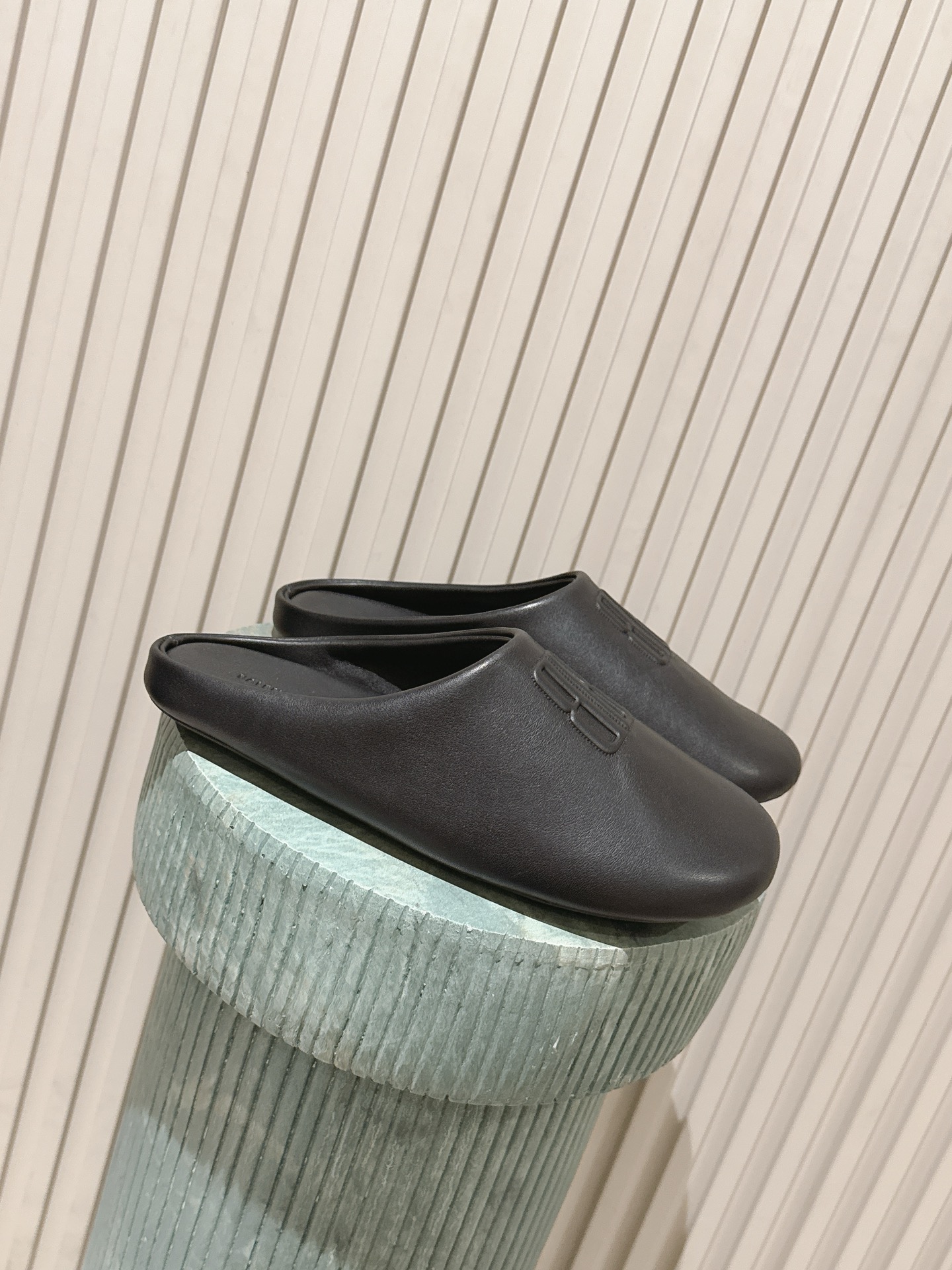 NO:787488,Top version: Couple style suede leather surface: Balenciag*·26s Spring and Summer New Minimalist design 3D logo cap-toe slippers. Its outline is a 100% faithful replica of the classic cap-toe slippers without any unnecessary line changes. This deliberately pursued sense of ordinaryness is its boldest design statement. It challenges the carving aesthetics of traditional luxury goods and advocates applying the most extreme craftsmanship and brand will on the most basic daily template to complete the complete 'charm' of ordinary objects.  The shoe body is made of high-density high-quality suede leather. Its luxury is reflected in two aspects. First, the rich and uniform pile brings a visually warm texture and high-end matte effect; second, the unusually stiff tanning process ensures that the shoe body maintains a soft foot feel while never slumping and deforming, maintaining a sculpture-like three-dimensional silhouette. It provides a tactile feeling like being wrapped in clouds, but has architectural stability.  The inner lining is soft leather of the same quality as the outer leather, and the footbed forms a subtle arc based on ergonomics. The lightweight foam midsole and outer wear-resistant rubber provide solid cushioning while greatly reducing the overall weight. This makes laziness not only visual, but also physical - the moment you step on your feet, it is like stepping on a tangible shadow. Material Velvet/cowhide Inner sheep lining Outsole Rubber outsole Shoe size 35-39/40 Customized non-returnable  Men's size 39-44/45 customized, non-returnable, semi-drag, balenciaga, slippers, cowhide19860909顶级版本:情侣款绒面皮面:Balenciag*·26s 春夏新款 极简设计3Dlogo包头拖 其轮廓是对经典包头拖鞋的百分百忠实复刻,没有任何多余的线条改动.这种刻意追求的寻常感,正是其最大胆的设计宣言.挑战传统奢侈品的雕琢美学,主张在最基础的日常模板上,施加最极致的工艺与品牌意志,完成对寻常物的彻底“赋魅”. 鞋身采用密度极高的优质绒面革,其奢华体现在两个方面,一是丰厚均匀的绒毛,带来视觉上的温润质感与高级哑光效果；二是异常挺括的鞣制工艺,确保鞋身在保持柔软脚感的同时,绝不塌软变形,维持雕塑般的立体廓形.提供的是被云朵包裹般的触觉,却拥有建筑般的稳定性. 内衬是与外皮同质的柔软皮革,鞋床依据人体工学形成微妙的弧度.轻盈的泡棉中底与外覆的耐磨橡胶,在提供扎实缓震的同时,极大地减轻了整体重量.这使慵懒不仅仅是视觉的,更是物理的——上脚的瞬间,如同踏上一片有形的影子. 材质绒布/牛皮 内里羊里 大底橡胶大底 鞋码35-39/40定制不退换 男码39-44/45定制不退换,半拖,balenciaga,slippers,cowhide,Women's Shoes