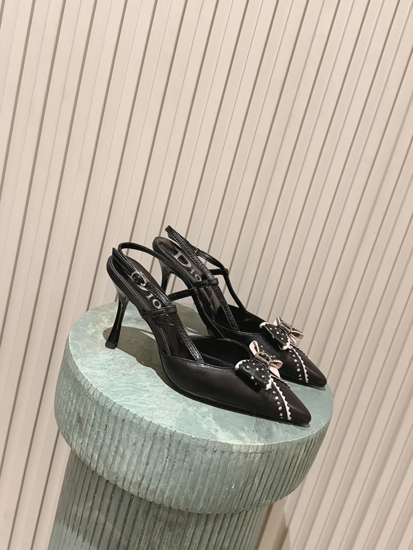 NO:787492,Top version: Dio* 26SS New Liuding Bow Mule Sandals and High Heels Dior's design style maintains classic French elegance without losing a sense of modernity. The brand is good at using soft colors, exquisite tailoring and delicate decoration to create works that are both romantic and powerful. Dior has always adhered to the concept of 'let every woman be a princess'.  Committed to showing women's charm and confidence through their works. Material: imported water-dyed sheepskin, inner sheepskin, outsole Italian leather Heel height: 8CM size35-42 (40 41.42 customization is non-refundable), slippers and sandals, dior, dior, sandals, slippers, sheepskin19860909顶级版本:Dio* 26SS 新款 柳丁蝴蝶结穆勒凉拖高跟 迪奥的设计风格既保持了经典的法式优雅,又不失现代感.品牌擅长运用柔和的色彩、精致的剪裁以及细腻的装饰,打造出既浪漫又充满力量的作品. Dior始终秉持着“让每一个女人都能成为公主”的理念．致力于通过其作品展现女性的魅力与自信. 材质:进口水染羊皮 内里羊皮 大底意大利真皮 跟高:8CM size35-42（40 41.42 定制不退换）,拖鞋凉鞋,dior,dior,sandals,slippers,sheepskin,Women's Shoes