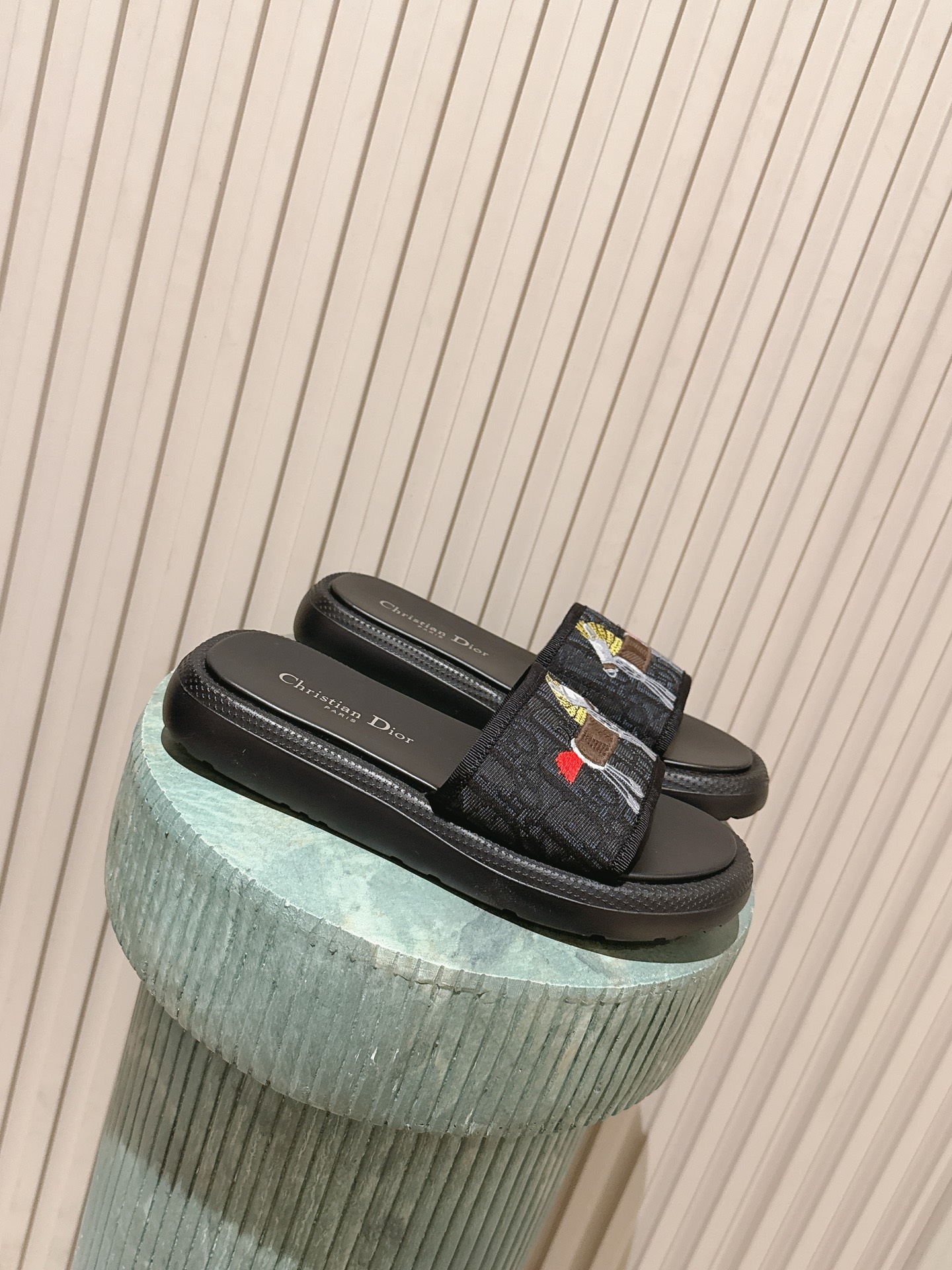 NO:751050,Top version: Dio*26ss early spring new classic presbyopic embroidered slippers. The universal formula for lazy summer wear, rely on this pair of sandals!  Minimalist one-line strap + presbyopic texture, low-key but recognizable, with embroidery embellishments to brighten up the details. The soft-soled insole is breathable and not stuffy, and will not tire your feet after long-term wear. It does not wear your feet at all. Black is cool, white is refreshing, and gray is high-end, allowing you to be casual all summer. Pair it with shorts and you will be a street trend, and with a dress, you will be a vacation blogger, and you will have a sense of effortless fashion.  Soft and thick soles, comfort and appearance coexist, and every step brings a sense of high-end walking. It looks good with skirts or pants. It is fashionable to wear casually when going out in summer. If you want a sense of light luxury with your own accent, this pair is the way to go!  Electrically embroidered upper, mesh lining, original molded outsole, size 35-41 (customized sizes 40 and 41 are not returnable), heel height 3cm, slippers, dior, slippers, skirts, shorts19860909顶级版本:Dio*26ss早春新款经典老花刺绣拖鞋 夏日懒人穿搭的万能公式,就靠这双凉拖！极简一字带+老花纹理,低调却有辨识度,刺绣点缀点亮细节.软底鞋垫透气不闷脚,久穿不累脚,完全不磨脚.黑色酷飒、白色清爽、灰色高级,承包你整个夏天的随性.配短裤是街头潮人,配连衣裙是度假博主,不费力的时髦感拉满. 软底厚底,舒适与颜值并存,每一步,都是行走的高级感.配裙子、配裤子都好看,夏天出门随便搭都时髦,想要自带腔调的轻奢感,这双直接冲！ 鞋面电绣面 内里网布 大底原版开模大底 size35-41码（40、41码定制不退换） 跟高3cm,拖鞋,dior,slippers,skirts,shorts,Women's Shoes