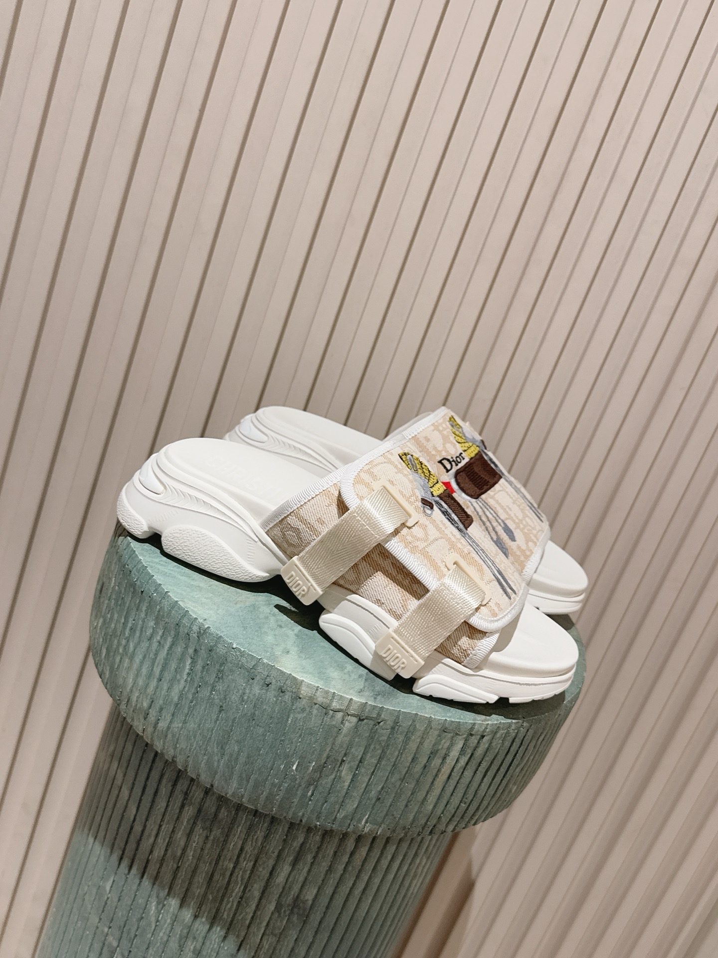 NO:751055,Top version: Dio*26ss early spring new thick-soled presbyopic embroidered sandals. Step on the street trend at your feet. This pair of presbyopic embroidered sandals are so fashionable!  Classic old flower jacquard fabric + interesting embroidery decoration, retro and eye-catching. The adjustable buckle design adapts to various foot types. The thick sole increases the height and lengthens the legs. It is available in four colors of white/off-white/black/grey. It can be held from the skatepark to the cafe. Every step has a casual cool feeling, making it an eye-catching artifact on the summer streets.  Presbyopia weave rhyme, embroidery is fun, thick sole design, unlocks cool summer aesthetics, four colors to choose from, contracting your street style all summer, adjustable buckle, comfort and appearance coexist, every step is the trend of walking. Electrically embroidered upper, mesh lining, original molded outsole, size 35-41 (customized sizes 40 and 41 are not returnable), heel height 4.5cm, slippers, dior, slippers19860909顶级版本:Dio*26ss早春新款厚底老花刺绣凉拖 把街头潮流踩在脚下,这双老花刺绣凉拖太懂时髦精了！经典老花提花面料+趣味刺绣装饰,复古又吸睛.可调节搭扣设计,适配各种脚型,厚底增高还显腿长,白/米白/黑/灰四色可选,从滑板场到咖啡馆都能hold住.每一步都带着随性酷感,是夏日街头的吸睛神器. 老花织韵,刺绣生趣,厚底增高设计,解锁夏日潮酷美学,四色可选,承包你整个夏天的街头感,可调节搭扣,舒适与颜值并存,每一步,都是行走的潮流. 鞋面电绣面 内里网布 大底原版开模大底 size35-41码（40、41码定制不退换） 跟高4.5cm,拖鞋,dior,slippers,Women's Shoes