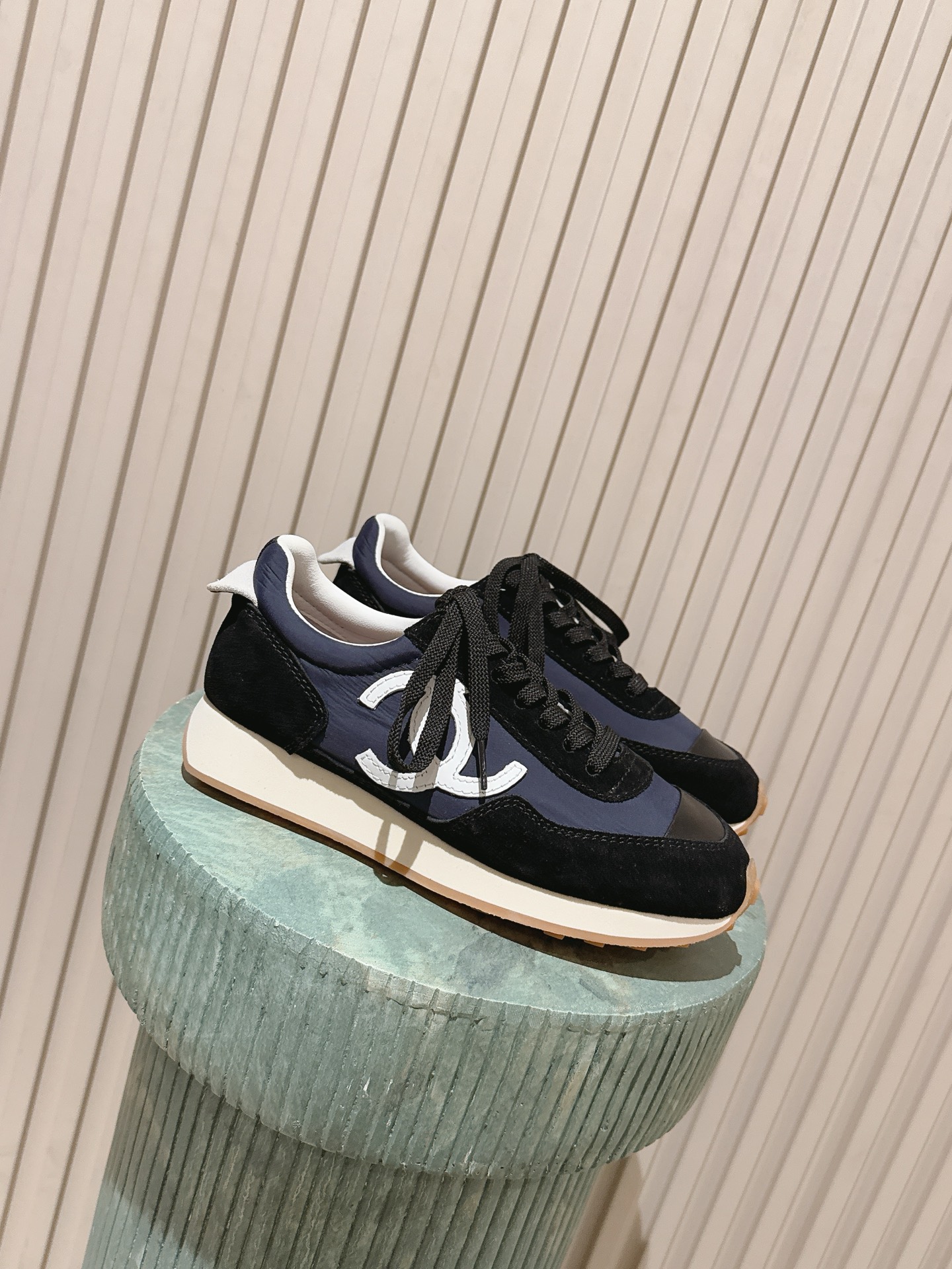 NO:751043,Top version: Chane*26ss new fashionable casual sneakers for spring and summer. Bring the elegance of Chanel into every step of daily life. The classic double C Logo is hidden on the upper. The silhouette of retro running shoes collides with modernity. The suede and mesh stitching take into account both comfort and texture. The low saturated tones of black and white and gray are effortless fashionable. Commuting, shopping, weekend outings... A pair can be used in all casual scenes, and it is a versatile style that is 'ever-lasting and durable' in the shoe cabinet.  The silhouette of retro running shoes balances sportiness and sophistication. The splicing of suede and mesh is a dialogue between material and texture. The low-saturated tones allow a sense of high-end to be integrated into every daily moment. There is no need to follow the trend. This pair of shoes itself is a classic. Mesh/cowhide upper, sheepskin lining, outsole, original molded outsole, increased by 2cm  size 35-41 (customized size 40.41 is not returnable), casual shoes/sports shoes, chanel, chanel, sneakers, cowhide, sheepskin, chamois leather19860909顶级版本:Chane*26ss 春夏新款时尚休闲运动鞋 把香奈儿的优雅,踩进日常的每一步,经典双C Logo 藏在鞋面,复古跑鞋轮廓碰撞现代感,麂皮与网布拼接,兼顾舒适与质感.黑白灰的低饱和色调,是不费力的时髦感 通勤、逛街、周末出游… 一双hold住所有休闲场景,是鞋柜里「越穿越耐看」的百搭款. 复古跑鞋轮廓,平衡了运动感与精致感,麂皮与网布的拼接,是材质与质感的对话,低饱和色调,让高级感融入每一个日常瞬间,不用追赶潮流,这双鞋本身就是经典. 鞋面网布/牛皮 内里羊皮 大底原版开模大底 增高2cm size35-41码（40.41码定制不退换）,休闲鞋/运动鞋,chanel,chanel,sneakers,cowhide,sheepskin,chamois leather,Women's Shoes