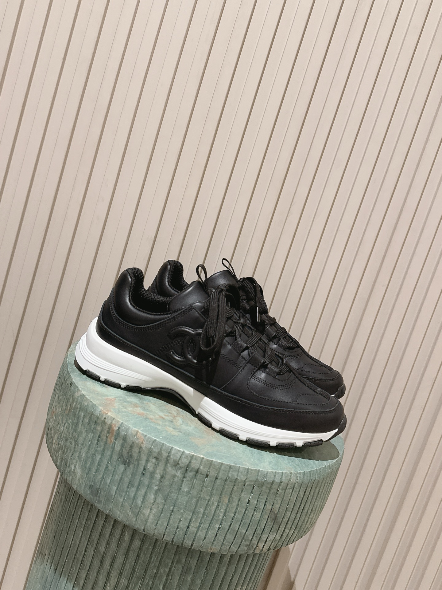 NO:751035,Top version: Chane*26SS early spring new Xiaoxiang casual dad shoes. When elegance and street style collide, this pair of dad shoes redefines light luxury sports style. The classic double C logo hides details, the contrasting color splicing design has its own eye-catching properties, and the thick sole increases height but is light. It can be used for daily commuting or for casual outings, allowing you to find the perfect balance between comfort and fashion.  Put a sense of luxury under your feet, allowing comfort and trend to coexist. The retro thick sole modifies the leg shape, the breathable upper is not stuffy after long-lasting wear, and the iconic double C logo shows low-key taste. You don’t need to deliberately match it, but you can also wear it effortlessly fashionable. Cow suede upper, sheepskin lining, original open molded outsole, size 35-40 (customized size 40 is not returnable), heel height 3.5cm, casual shoes/sports shoes, chanel, sneakers, sheepskin19860909顶级版本:Chane*26SS早春新款小香休闲老爹鞋 当优雅与街头感碰撞,这双老爹鞋重新定义轻奢运动风.经典双C标识暗藏细节,撞色拼接设计自带吸睛属性,厚底增高却不失轻盈,既能hold住日常通勤,也能适配休闲出街,让你在舒适与时髦之间,找到完美平衡. 把高级感踩在脚下,让舒适与潮流共存.复古厚底修饰腿型,透气鞋面久穿不闷,标志性双C logo低调彰显品味,不用刻意搭配,也能穿出毫不费力的时髦感. 鞋面牛反绒 内里羊皮 大底原版开模大底 size35-40码（40码定制不退换） 跟高3.5cm,休闲鞋/运动鞋,chanel,sneakers,sheepskin,Women's Shoes