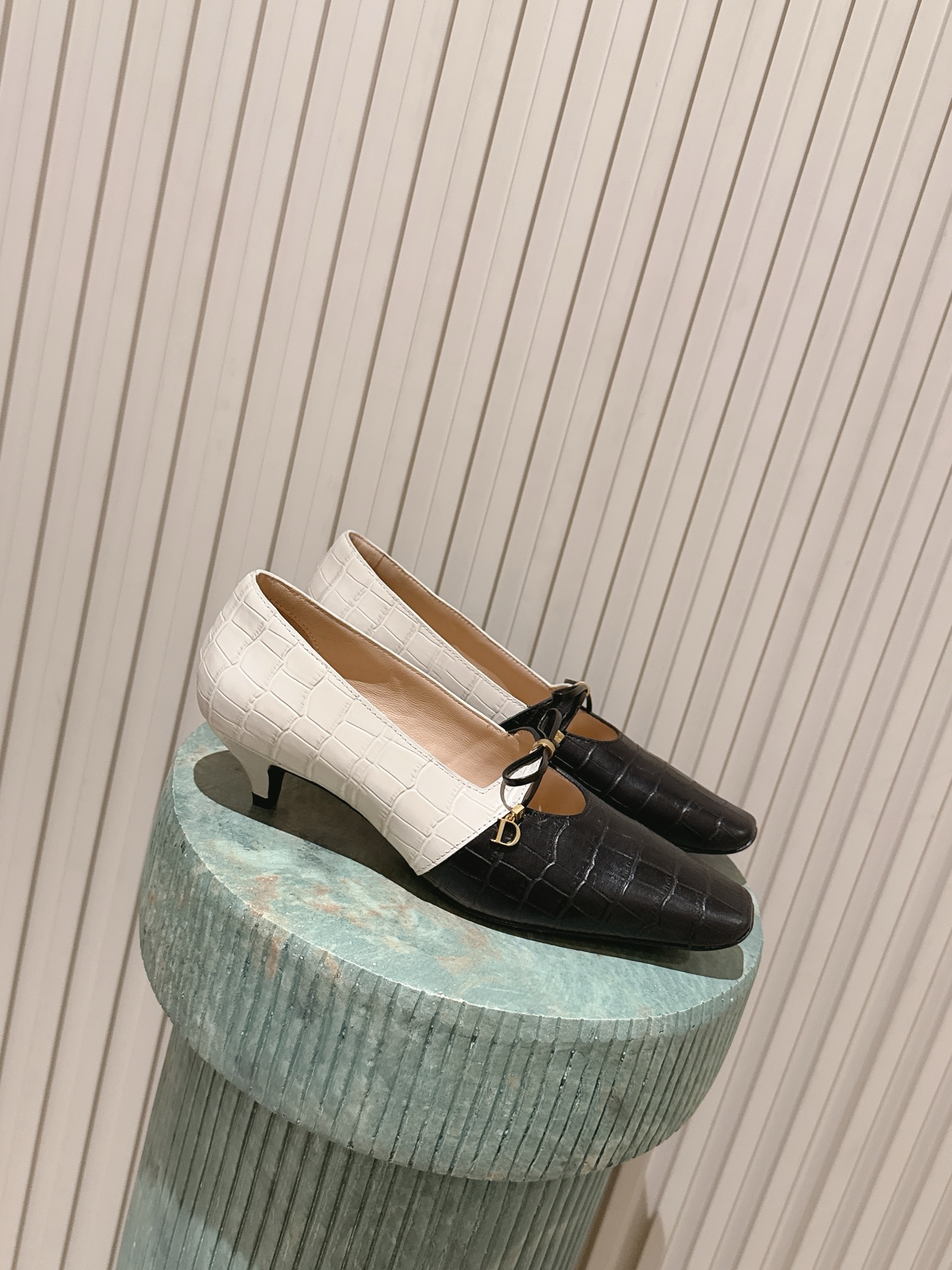 NO:751031,Top version: Dio*26ss early spring new retro square-toed low-heeled shoes. Who can resist this pair of square-toed shoes with elegant filters!  The crocodile pattern embossing + delicate bow and small gold buckle give it a retro feel, and the low-heeled design is so girly!  It walks steadily and also quietly lengthens your legs. The colors of burgundy, classic black, and gentle off-white are very versatile. Pair it with a skirt to look like a date girl, or with a suit to look like a leading lady in the workplace. The soft leather wrap is super comfortable, so you won’t feel tired even if you wear it all day at work!  It's gentle without losing its aura, so both commuters and sweet girls can do it with their eyes closed!  Square toe cut, neat but with a retro accent. Crocodile pattern embossing, delicate texture with a sense of luxury. Exquisite bow + small gold buckle, all details are gentle and careful. Low-heeled design, walking steadily and elongating the leg line. Suitable for all scenes of dating, commuting, and dinner. Cowhide upper, sheepskin lining, genuine leather outsole, size 35-41 (customized sizes 40 and 41 are not returnable)  Heel height 4cm, single shoes, dior, skirts, business suit, cowhide, sheepskin, Leather soles19860909顶级版本:Dio*26ss早春新款复古方头低跟鞋 谁能拒绝这双自带优雅滤镜的方头鞋！鳄鱼纹压花+精致蝴蝶结小金扣,复古感直接拉满,低跟设计太懂女生了！走路稳当还悄悄拉长腿型,酒红、经典黑、温柔米白颜色都巨百搭,配半裙是约会妹,配西装是职场大女主,软皮包裹感超舒服,上班穿一天都不累脚！温柔又不失气场,通勤党和甜妹都可以闭眼冲！ 方头剪裁,利落中藏着复古腔调.鳄鱼纹压花,细腻质感自带高级感.精致蝴蝶结+小金扣,细节里都是温柔小心机.低跟设计,走路稳当还能拉长腿部线条.适配约会、通勤、晚宴所有场景. 鞋面牛皮 内里羊皮 大底真皮大底 size35-41码（40、41码定制不退换） 跟高4cm,单鞋,dior,skirts,business suit,cowhide,sheepskin,Leather soles,Women's Shoes