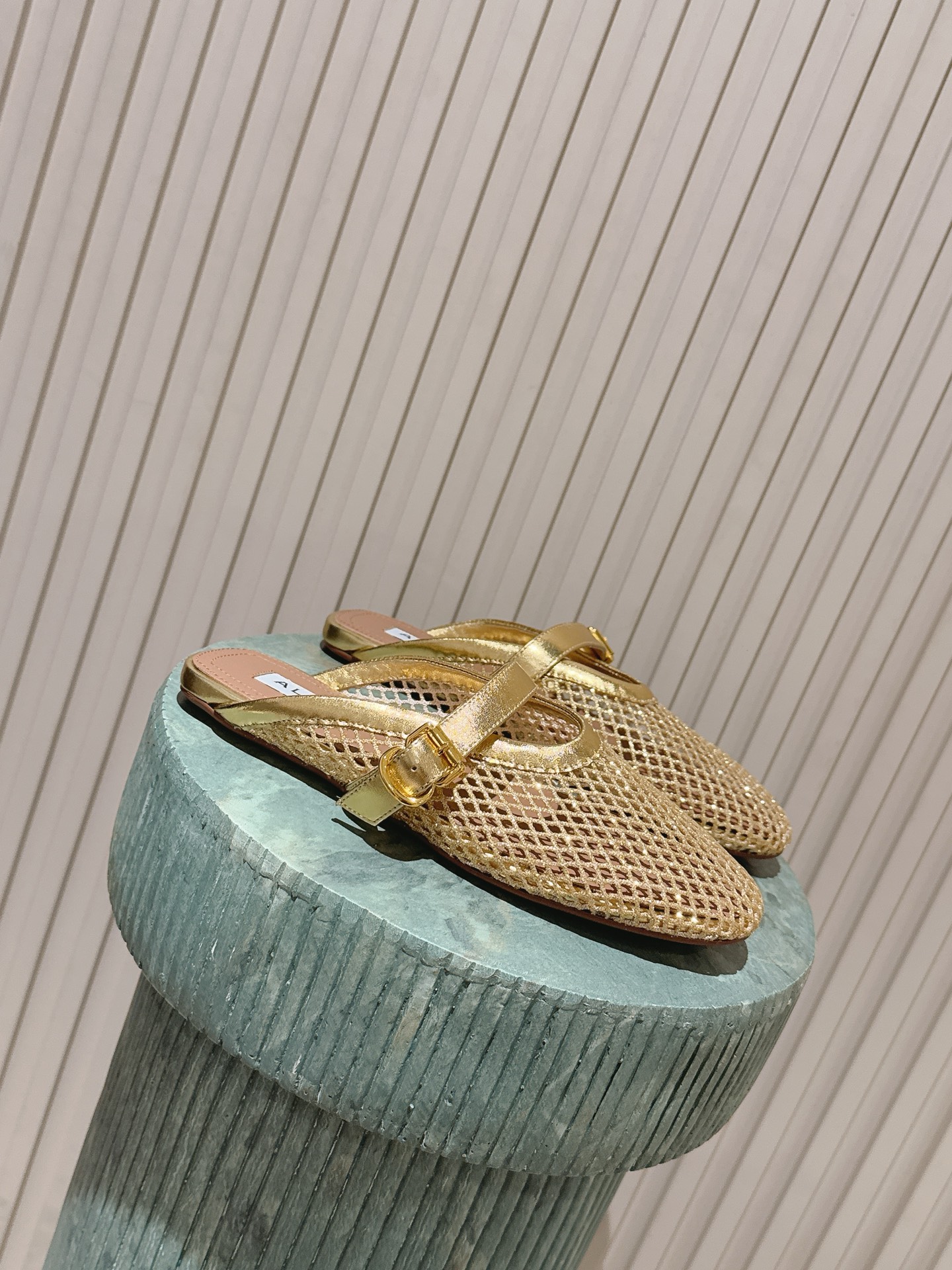 NO:787473,The top version of diamond slippers (leather box) alaia 26c new arrival ~ Fishing net series The hot single item diamond net slippers, popular aesthetic nowadays. But it should be this year, this brand will probably be out of business after this year, so while it is hot, hurry up and become fashionable!  size 35-41,half drag,alaia,slippers19860909顶级版本钻拖(皮盒)alaia 26c new arrival～渔网系列 爆单品钻网拖鞋,时下流行审美.不过应该就今年吧,这牌子过了今年应该没戏,所以趁着有热度,赶紧时髦一把！ size 35-41,半拖,alaia,slippers,Women's Shoes