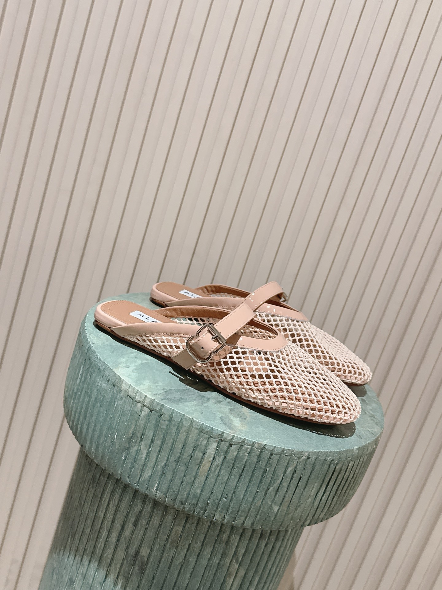 NO:787476,Top version (leather box): alaia 26c new arrival～Fishnet series, a hot item, drill mesh slippers, popular aesthetic nowadays. But it should be this year, this brand will probably be out of business after this year, so while it is hot, hurry up and become fashionable!  size 35-41,half drag,alaia,slippers19860909顶级版本(皮盒): alaia 26c new arrival～渔网系列 爆单品钻网拖鞋,时下流行审美.不过应该就今年吧,这牌子过了今年应该没戏,所以趁着有热度,赶紧时髦一把！ size 35-41,半拖,alaia,slippers,Women's Shoes