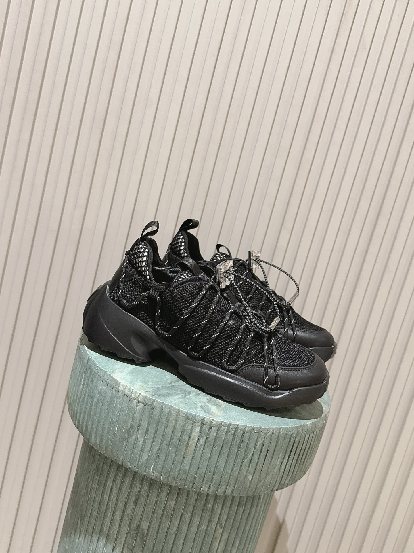 NO:787470,Top version:: Roger Vivie* early spring new rhinestone square buckle thick-soled sneakers  Putting sweetness and elegance under your feet, the functional style woven shoelaces + mesh upper are neat and breathable. The iconic rhinestone square buckle shimmers in the light, which is a delicate detail that you will fall in love with at a glance. The thick-soled design quietly increases the height, modifying the leg shape and making it sharp. Available in black and white, black is cool and cool, and white is pure and sweet. From strolling on the street to dancing at a music festival, it is your most eye-catching 'atmosphere weapon'. Every step hides effortless fashion and elegance.  The rhinestone square buckle hides retro elegance, and the functional lines add a bit of coolness. Pair it with a sweater for a casual boyish look, and with a skirt for a sweet and cool girly style. Every step brings a dynamic relaxation and delicacy. Upper cowhide/mesh lining Sheepskin outsole Rubber foam outsole size 35-40 (customized size 40 is non-refundable) Heel height 4cm, casual shoes/sports shoes, roger  vivier,sneakers,hoodie,sweatshirts,skirts,cowhide,sheepskin19860909顶级版本:: Roger Vivie* 早春新款水钻方扣厚底运动鞋 把甜酷与贵气踩在脚下,机能风编织鞋带+网眼鞋面,利落又透气,标志性水钻方扣在光下细碎闪烁,是一眼沦陷的精致细节,厚底设计悄悄增高,修饰腿型又显利落.黑白双色可选黑色酷飒拽姐,白色清纯甜妹,从街头漫步到音乐节蹦迪,它都是你最吸睛的「氛围感武器」,每一步都藏着不费力的时髦与贵气. 水钻方扣藏着复古贵气,机能风线条又添几分酷感 配卫衣是随性少年感,配半裙是甜酷少女风,每一步都带着活力满满的松弛与精致. 鞋面牛皮/网布 内里羊皮 大底橡胶发泡大底 size35-40码（40码定制不退换） 跟高4cm,休闲鞋/运动鞋,roger vivier,sneakers,hoodie,sweatshirts,skirts,cowhide,sheepskin,Women's Shoes