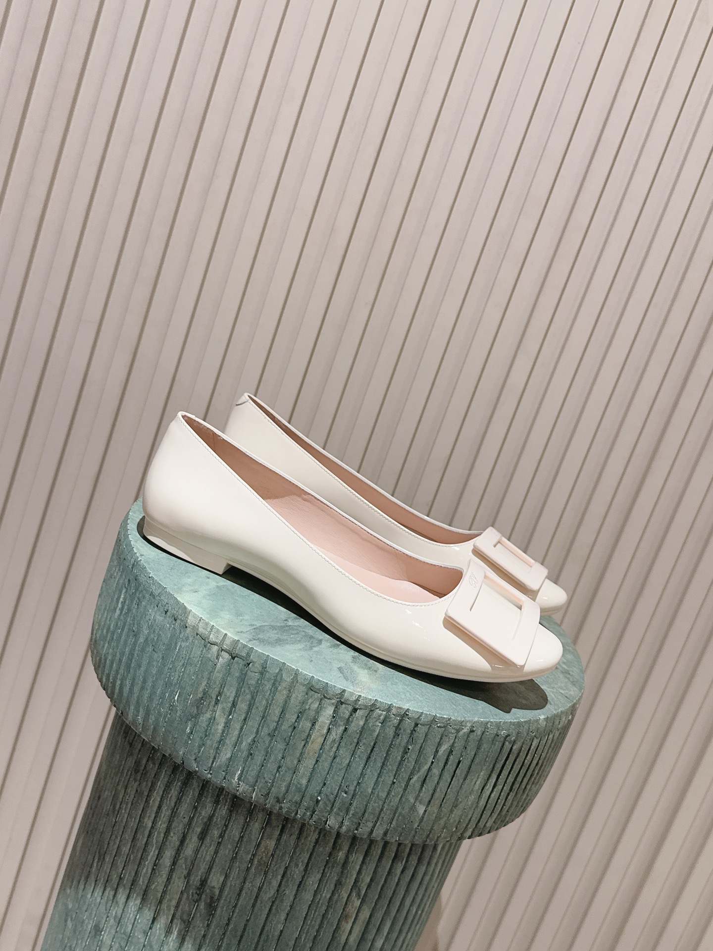 NO:787465,Top version: Roger Vivie* new square buckle flat shoes for early spring. Square buckle flat shoes put French elegance under your feet. The iconic metal square buckle is an instantly recognizable symbol of refinement. The glossy leather has a gentle luster under the light. The round toe cut accommodates the shape of your feet and the flat design will not tire you for a long time. Nude, creamy white, classic black, suitable for suits, skirts, and dresses. A pair of shoes can switch between being sophisticated in the workplace and gentle in dating. Every step you take is calm and dignified.  There is no need to deliberately show off, but the details tell the taste. It is not only a pair of shoes, but also a gentle connection between you and French life. Upper cow patent leather, inner sheepskin outsole rubber outsole size 35-40 (customized size 40 is not returnable), single shoes, roger vivor, flats, skirts, business suit, sheepskin19860909顶级版本: Roger Vivie* 早春新款方扣平底单鞋 方扣平底鞋把法式优雅踩在脚下,标志性金属方扣,是一眼认出的精致符号,亮面皮革在光下泛着温柔光泽.圆头剪裁包容脚型,平底设计走久不累 裸色、奶白、经典黑,适配西装、半裙、连衣裙 职场干练与约会温柔,一双鞋就能切换,每一步都走得从容又显贵. 不用刻意张扬,却在细节里诉说品味,它不只是一双鞋,更是你与法式生活的温柔联结. 鞋面牛漆皮 内里羊皮 大底橡胶大底 size35-40码（40码定制不退换）,单鞋,roger vivier,flats,skirts,business suit,sheepskin,Women's Shoes