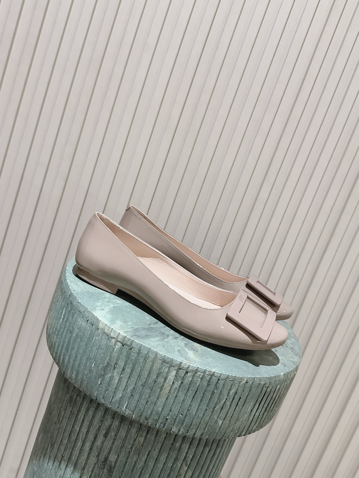 NO:787466,Top version!  Roger Vivie* new early spring square buckle flat shoes. Square buckle flat shoes put French elegance under your feet. The iconic metal square buckle is an instantly recognizable symbol of refinement. The glossy leather glows softly under the light. The round toe cut accommodates the shape of your feet and the flat bottom design will not tire you for a long time. Nude, creamy white, classic black, suitable for suits, skirts, and dresses. You can switch between workplace sophistication and dating gentleness with just one pair of shoes. Every step you take is calm and dignified.  There is no need to deliberately show off, but the details tell the taste. It is not only a pair of shoes, but also a gentle connection between you and French life. Upper cow patent leather, inner sheepskin outsole rubber outsole size 35-40 (customized size 40 is not returnable), single shoes, roger vivor, flats, skirts, business suit, sheepskin19860909顶级版本！ Roger Vivie* 早春新款方扣平底单鞋 方扣平底鞋把法式优雅踩在脚下,标志性金属方扣,是一眼认出的精致符号,亮面皮革在光下泛着温柔光泽.圆头剪裁包容脚型,平底设计走久不累 裸色、奶白、经典黑,适配西装、半裙、连衣裙 职场干练与约会温柔,一双鞋就能切换,每一步都走得从容又显贵. 不用刻意张扬,却在细节里诉说品味,它不只是一双鞋,更是你与法式生活的温柔联结. 鞋面牛漆皮 内里羊皮 大底橡胶大底 size35-40码（40码定制不退换）,单鞋,roger vivier,flats,skirts,business suit,sheepskin,Women's Shoes
