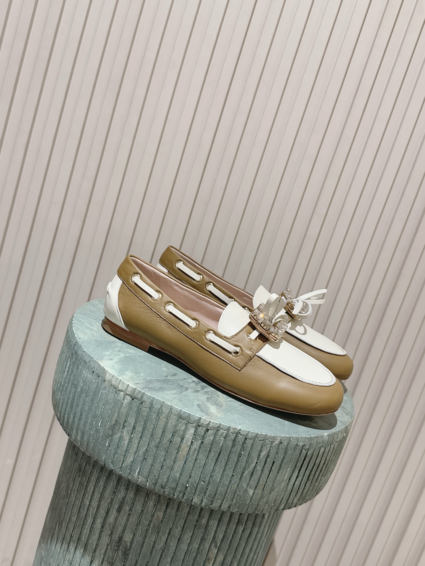 NO:787463,Top version!  Roger Vivie* new early spring square buckle flat shoes. Square buckle flat shoes put French elegance under your feet. The iconic metal square buckle is an instantly recognizable symbol of refinement. The glossy leather glows softly under the light. The round toe cut accommodates the shape of your feet and the flat bottom design will not tire you for a long time. Nude, creamy white, classic black, suitable for suits, skirts, and dresses. You can switch between workplace sophistication and dating gentleness with just one pair of shoes. Every step you take is calm and dignified.  There is no need to deliberately show off, but the taste is expressed in the details. It is not only a pair of shoes, but also a gentle connection between you and French life. Upper cow patent leather, inner sheepskin outsole rubber outsole size 35-40 (customized size 40 is not returnable), loafers, roger vivor, loafers, flats, skirts, business suit, sheepskin19860909顶级版本！ Roger Vivie* 早春新款方扣平底单鞋 方扣平底鞋把法式优雅踩在脚下,标志性金属方扣,是一眼认出的精致符号,亮面皮革在光下泛着温柔光泽.圆头剪裁包容脚型,平底设计走久不累 裸色、奶白、经典黑,适配西装、半裙、连衣裙 职场干练与约会温柔,一双鞋就能切换,每一步都走得从容又显贵. 不用刻意张扬,却在细节里诉说品味,它不只是一双鞋,更是你与法式生活的温柔联结. 鞋面牛漆皮 内里羊皮 大底橡胶大底 size35-40码（40码定制不退换）,乐福鞋,roger vivier,loafers,flats,skirts,business suit,sheepskin,Women's Shoes