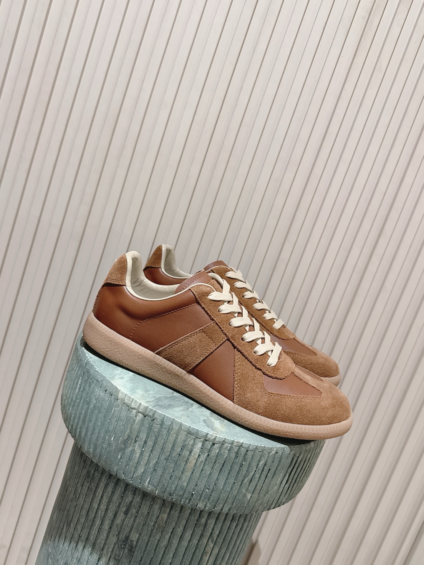 NO:787461,The top version for couples: maison margiel* mm6 Margiel classic moral training shoes. Margiel's most comfortable moral training shoes!  Full of retro feel!  Wear it casually and look classy!  The shoes are very light!  It's super comfortable and breathable to wear!  The most important thing is not to tire or grind your feet!  All year round!  Suitable for spring, summer, autumn and winter!  Timeless upper, suede lining, imported lambskin, soft, sweat-absorbent, breathable and comfortable sole, original open-molded rubber, wear-resistant tendon bottom, size for women 35-39 (40 custom made, non-refundable), men's 39-44, casual shoes/sports shoes, masion margiela, masion margiela, sneakers, cowhide, sheepskin, chamois leather19860909顶级版本情侣款:maison margiel* mm6马吉拉经典德训鞋 马吉拉最最舒服的德训鞋子了！复古感满满！随便穿搭就可以很高级！ 鞋子很轻便！穿起来上脚超级舒服透气！最重要不累脚,不磨脚！一年四季！春夏秋冬皆适宜！永不过时 鞋面牛皮麂皮内里进口小羊皮、柔软吸汗透气舒适鞋底原版开模橡胶耐磨牛筋底 码数女款35-39（40定做不退换)男款39-44,休闲鞋/运动鞋,masion margiela,masion margiela,sneakers,cowhide,sheepskin,chamois leather,Women's Shoes