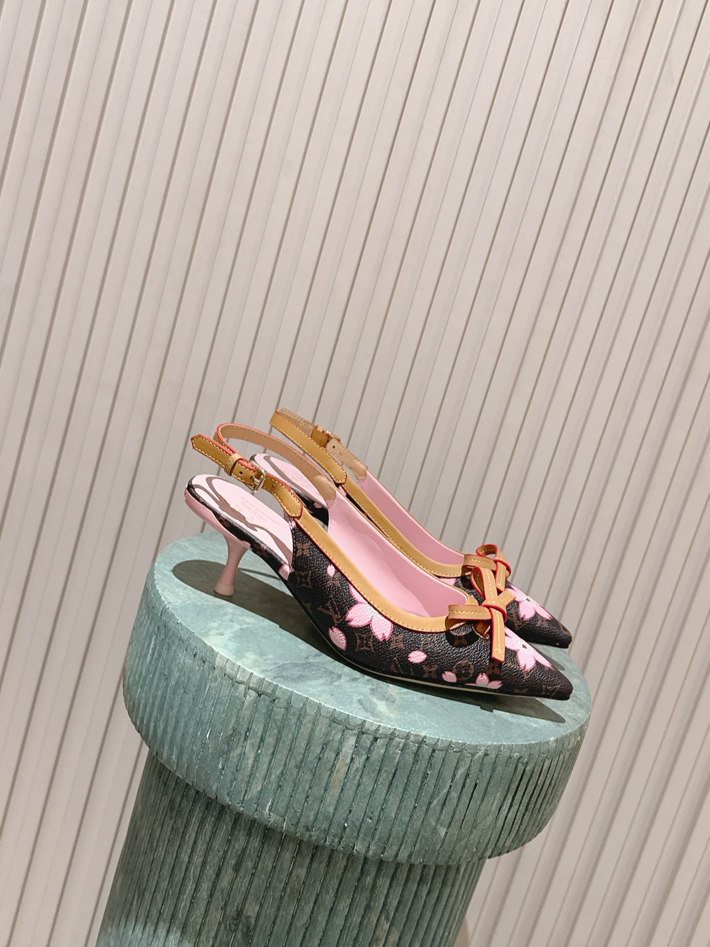 NO:787457,Top quality louis vuitton ss26 new arrival~ LV.2026 spring and summer series｜New pointed-toe high-heeled shoes. The small pointed toe is matched with a hollow leather strip and a small square buckle to adjust the elasticity. The LV hardware 'logo' is decorated with embellishments. The details and texture are particularly high-end!  The sharp styling effect is a visual feast that cannot conceal the elegance of LV. The 4.5cm kitten heel is just right, comfortable to wear, sexy and exquisite~ Grade A sheepskin lining is soft and breathable. Genuine leather sole imported from Italy. The heel height is 4.5cm. It is easy to wear without tiring the feet. Size35-39 (40.41), high heels and sandals, louis vuitton, louis vuitton, sandals, high heels, sheepskin, Leather soles19860909顶级品质 louis vuitton ss26 new arrival～ LV.2026春夏系列｜尖头高跟鞋新品 鹰嘴小尖头搭配镂空皮条小方扣可调节松紧, Lv五金 “logo”饰以点缀,细节质感特别的高级！犀利的造型效果视觉盛宴难以掩饰lv的优雅气质刚刚好的4.5cm小猫跟,好穿舒适性感精致绝伦～ 内里垫脚A级羊皮 柔软透气 意大利进口真皮大底 跟高4.5cm 好穿不累脚 Size35-39（40.41）,高跟鞋凉鞋,louis vuitton,louis vuitton,sandals,high heels,sheepskin,Leather soles,Women's Shoes