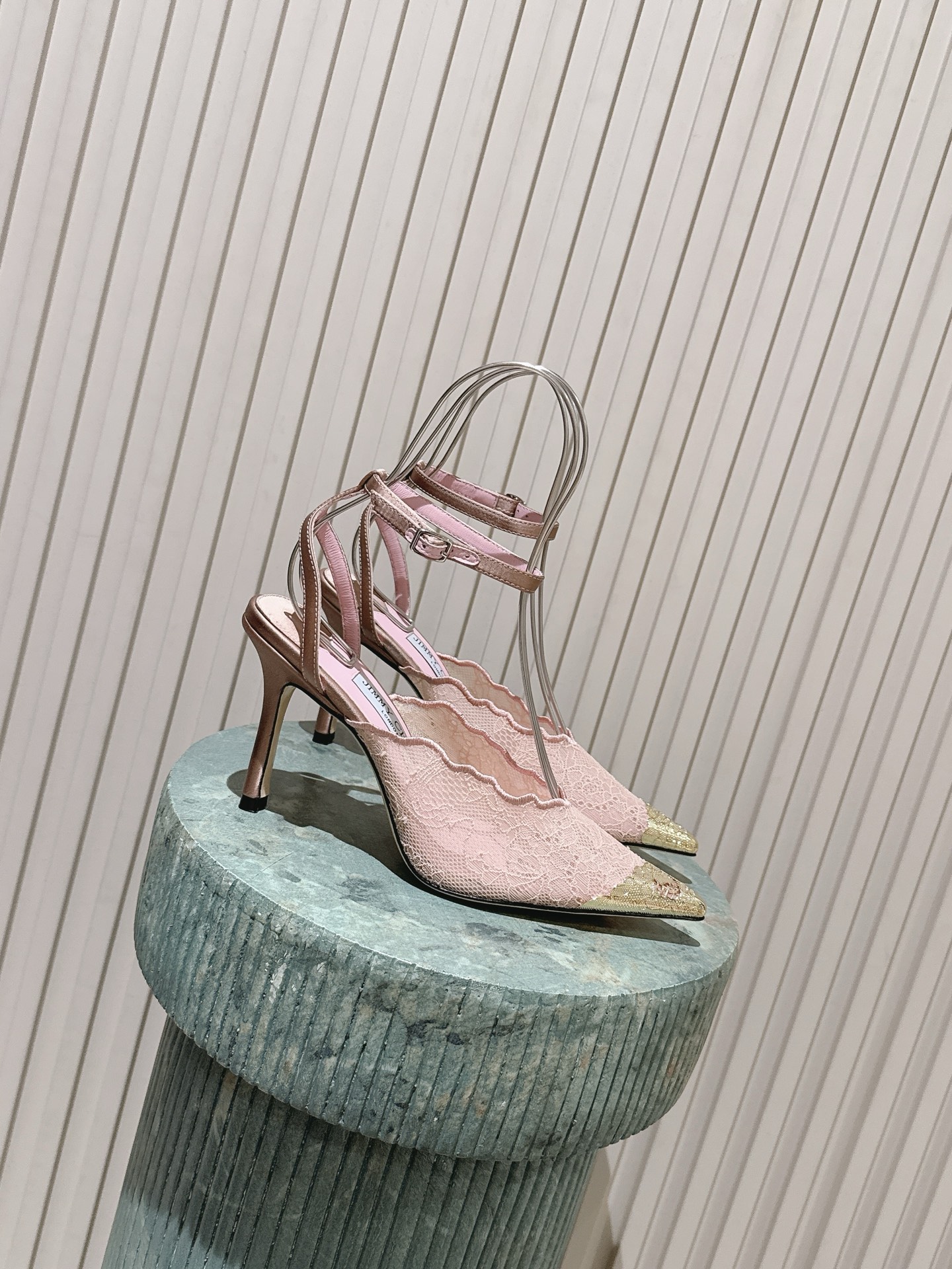 NO:787459,Top version Jimmychoo 26/ Spring and summer new style lace pointed toe high heels The most interesting thing about this series is the contrast and little surprises!  Soft pastel colors can also look bold, and their appearance is very contagious. Sandra Choi moved the oversized paper peonies into Milan, surrounded by greenery and flowers, as if walking into a surreal wonderland. What surprised me most about Jimmy Choo this season was the 'reconstruction of lace'. The metal toe splicing, it is no longer just a symbol of femininity, but has been deconstructed and spliced, turning it into a leader in shoes. Fabric: imported embroidered lace, lining, imported custom-made lambskin outsole  Imported Italian raw color cowhide sole Heel height: 10cm Size 35 to 40 (40 is customizable and non-returnable), high heels and sandals, jimmy choo, jimmy choo, sandals, high heels, cowhide, sheepskin19860909顶级版本 Jimmychoo 吉米周 26/ 春夏新款 蕾丝 尖头 高跟鞋 这个系列最有意思的就是反差感和小惊喜！ 柔和的粉彩色也能显得很大胆,颜值很有感染力.SandraChoi把超大纸艺牡丹搬进米兰,四周绿意与花卉簇拥,仿佛走进一个超现实的仙境 这一季JimmyChoo最让我惊喜的是“蕾丝的再造”.金属鞋头拼接,它不再只是柔美的象征,而是被解构、拼接,化作鞋履上的佼佼者 面料:进口刺绣蕾丝 内里 进口意制小羊皮  大底 进口意大利原色牛皮底 跟高:10cm Size 35一40（40 定制不退换),高跟鞋凉鞋,jimmy choo,jimmy choo,sandals,high heels,cowhide,sheepskin,Women's Shoes