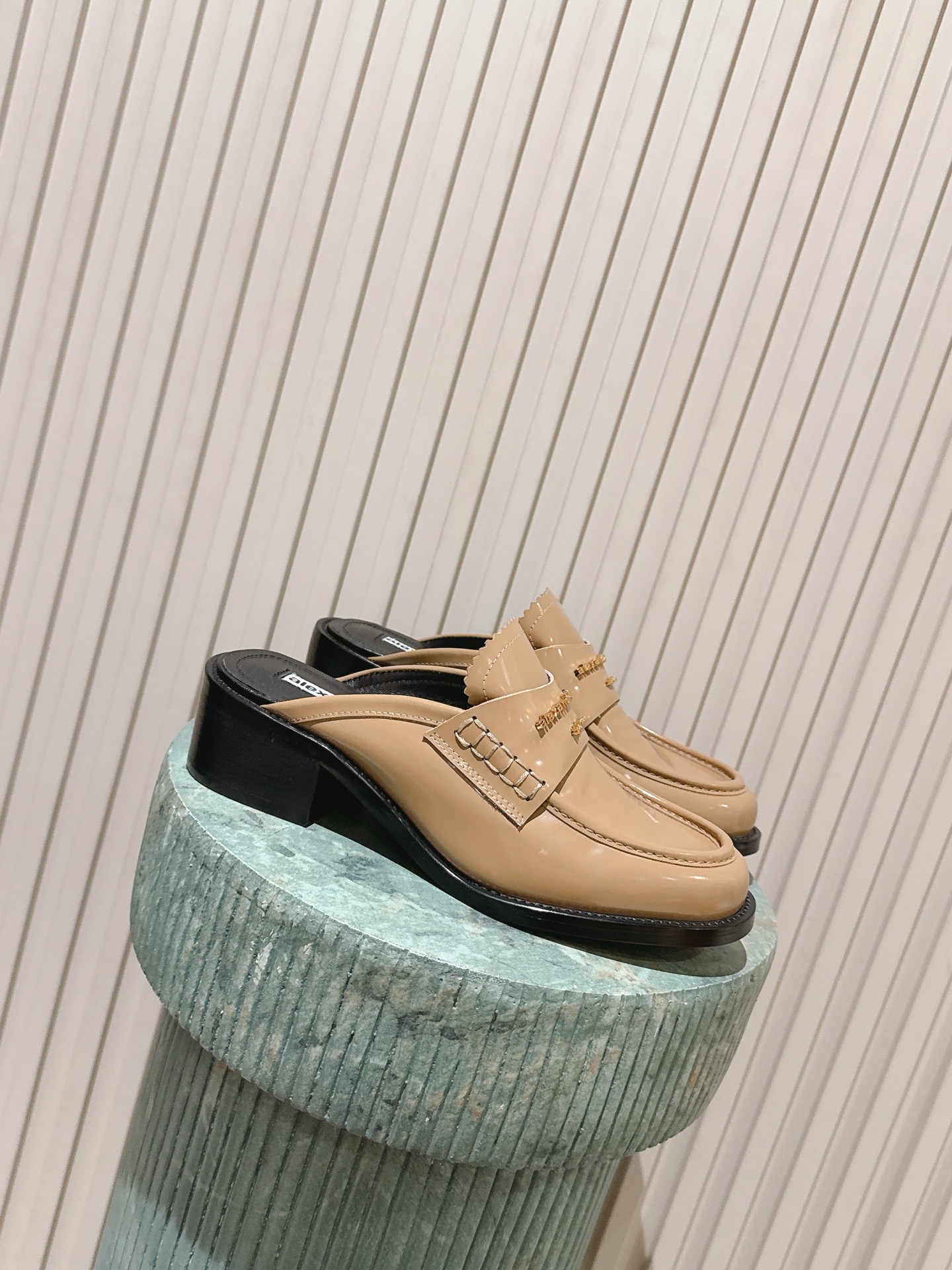 NO:787455,Top version: Alexander Wan* aw carter Alexander Wang half-slipper loafers are effortlessly fashionable when you step on them. The glossy leather collides with the thick sole outline, and the metal letter band highlights the details. The lazy feeling of the Muller drag conceals the neat attitude of urbanites. They can be used for commuting in the morning, visiting coffee shops, and going out on the weekends... Stepping on these shoes, they are casual and aura, and they are the 'ambience cheat' for lazy people.  Lazy and fashionable, one step is perfect, the retro tone of glossy leather, the neat support of the thick sole. The metal letter band is the finishing touch, and the lazy feeling of Muller dragging, just balances the fast pace of the city. You don’t need to dress up deliberately, just step on it, it is a daily fashionable sense with your own attitude. The upper is beaded cowhide, the lining is sheepskin, and the original molded outsole is increased by 4.5cm. Size: 35-40 (40  Customization is not returnable), semi-trailer, alexander wang, cartier, loafers, cowhide, sheepskin19860909顶级版本: Alexander Wan* aw carter亚历山大王 半拖乐福鞋 一脚蹬开,是毫不费力的时髦感,亮面皮革碰撞厚底轮廓,金属字母饰带点亮细节.穆勒拖的慵懒感,藏着都市人的利落态度,早八通勤、咖啡探店、周末出街…踩上它,随性又有气场,懒人穿搭的「氛围感作弊器」 懒系时髦,一步到位,亮面皮革的复古腔调,厚底的利落支撑.金属字母饰带是点睛之笔,穆勒拖的慵懒感,恰好平衡了都市的快节奏,不用刻意打扮,踩上它,就是自带态度的日常时髦感. 鞋面开标珠牛皮 内里羊皮 大底原版开模大底 增高4.5cm Size:35-40（40 定制不退换）,半拖,alexander wang,cartier,loafers,cowhide,sheepskin,Women's Shoes