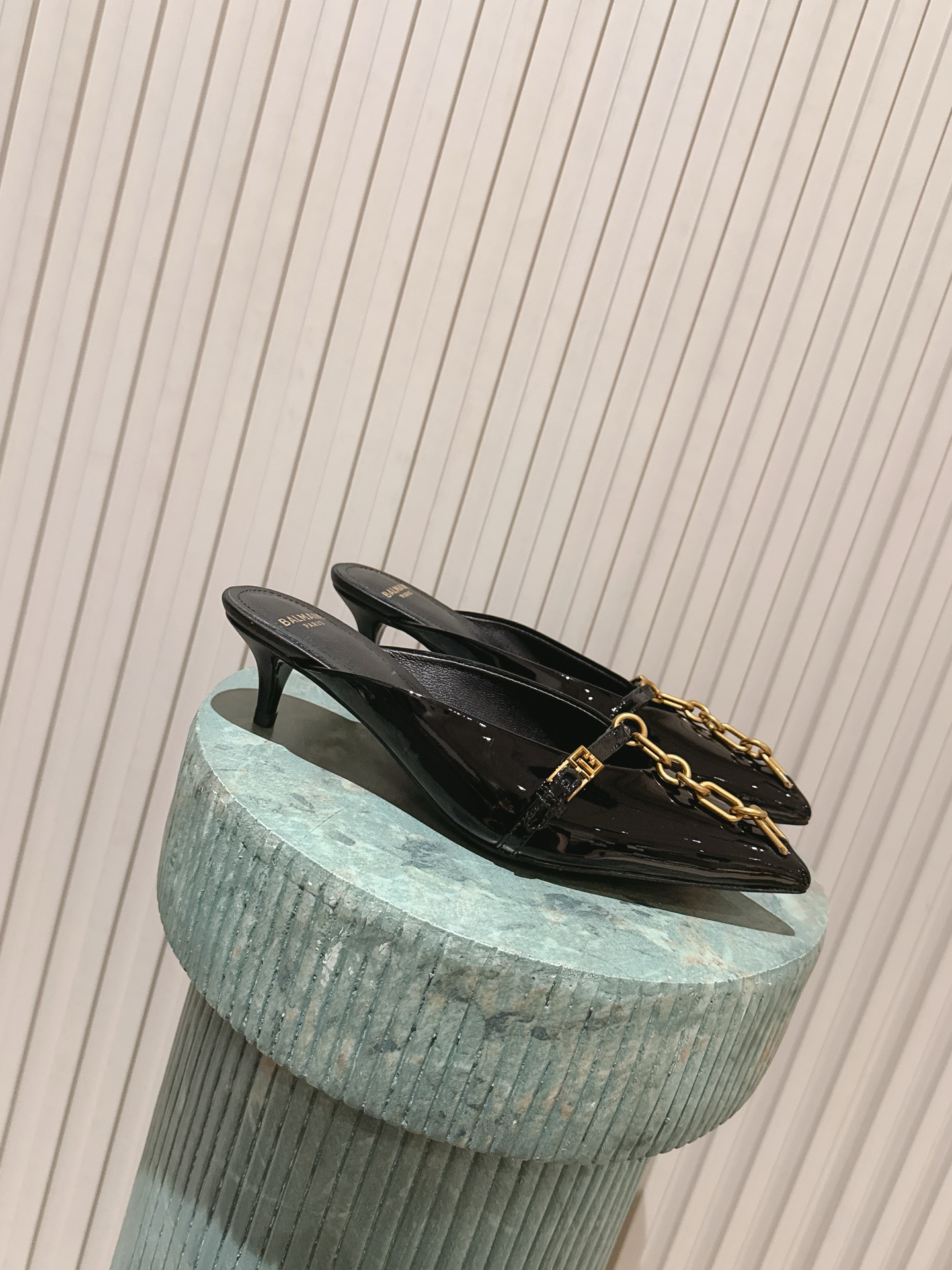 NO:787453,Top version: Balmai*'s new elegant retro chain point-toe shoes for early spring. The light toe is French elegance hidden in the details. BALMAIN's iconic metal chain collides with a retro accent on the point-toe shoes. The luster of patent leather and the gentleness of suede each have their own highlights. The laziness of Muller drag just balances the sense of sophistication. Commuting, dating, dinner...step on it and step into a high-end atmosphere.  The neat pointed toe modifies the foot shape, and the golden chain illuminates the upper. The patent leather model has its own luster, and the suede model is gentle and high-end. You can put it on and go out. It is suitable for suits, skirts, dresses... It is an 'atmosphere artifact' that can hold in all occasions, fashionable and noble. Cowhide upper, sheepskin lining, genuine leather outsole, increased size 4.5cm, size 35-40, half drag, balmain, skirts, business  suit,cowhide,sheepskin,chamois leather,Leather soles19860909顶级版本: Balmai*早春新款优雅复古链条尖头鞋 鞋尖轻扬,是藏在细节里的法式优雅,BALMAIN标志性金属链条,在尖头鞋上碰撞出复古腔调,漆皮的亮泽、麂皮的温柔,每一款都自带高光,穆勒拖的慵懒感,刚好平衡了精致感.通勤、约会、晚宴…踩上它,一步踏入高级感氛围感. 利落尖头修饰脚型,金色链条点亮鞋面,漆皮款自带光泽感,麂皮款温柔又高级,套上就能出门,适配西装、半裙、连衣裙…是能hold住所有场合的「氛围感神器」,时髦又显贵. 鞋面牛皮 内里羊皮 大底真皮大底 增高4.5cm size35-40码,半拖,balmain,skirts,business suit,cowhide,sheepskin,chamois leather,Leather soles,Women's Shoes