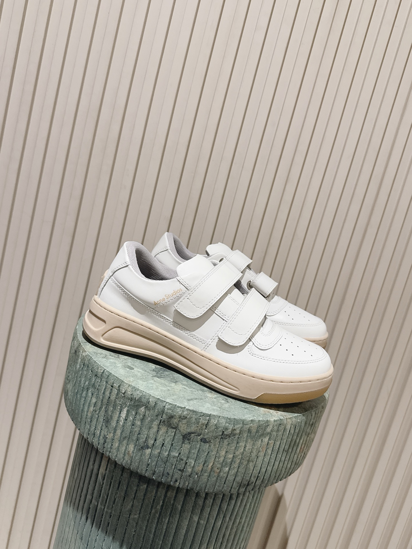 NO:787449,Top version:: Acne Studios Velcro Thick-soled Golden Classic White Shoes Acne Studios' Velcro thick-soled white shoes are made of soft calfskin and equipped with the iconic double Velcro, which is super easy to put on and take off! The thick-soled design increases the height by about 6cm, making the legs longer and modifying the shape of the legs. It is especially suitable for small sisters. The soles are light and elastic, making them comfortable for long walks. The metal smiley logo on the heel is very recognizable. It is simple and versatile, and can be easily used for commuting and leisure. It is a classic choice for height-increasing shoes! Fabric: Original custom imported first-layer cowhide. Lining: Original custom breathable mesh lining. Outsole: Original open-molded non-slip rubber foam outsole. Sole thickness: 6CM. Size: Women's 35-40 (customized for 40), casual shoes/sports shoes, Acne studios, dior, sneakers, cowhide.19860909顶级版本:: Acne Studios魔术贴厚底金典款小白鞋 Acne Studios这款魔术贴厚底小白鞋,采用柔软小牛皮,搭配标志性双魔术贴,穿脱超方便！厚底设计增高约6cm,显腿长又修饰腿型,特别适合小个子姐妹.鞋底轻便Q弹,长时间走路也很舒适,后跟金属笑脸标志超有辦识度,简约百搭,通勤休闲都能轻松驾驭,是增高鞋里的经典之选！ 面料: 原版定制进口头层牛皮 内里: 原版定制透气网里 大底: 原版开模防滑橡胶发泡大底 底厚: 6CM Size: 女款35-40（40订做）,休闲鞋/运动鞋,acne studios,dior,sneakers,cowhide,Women's Shoes