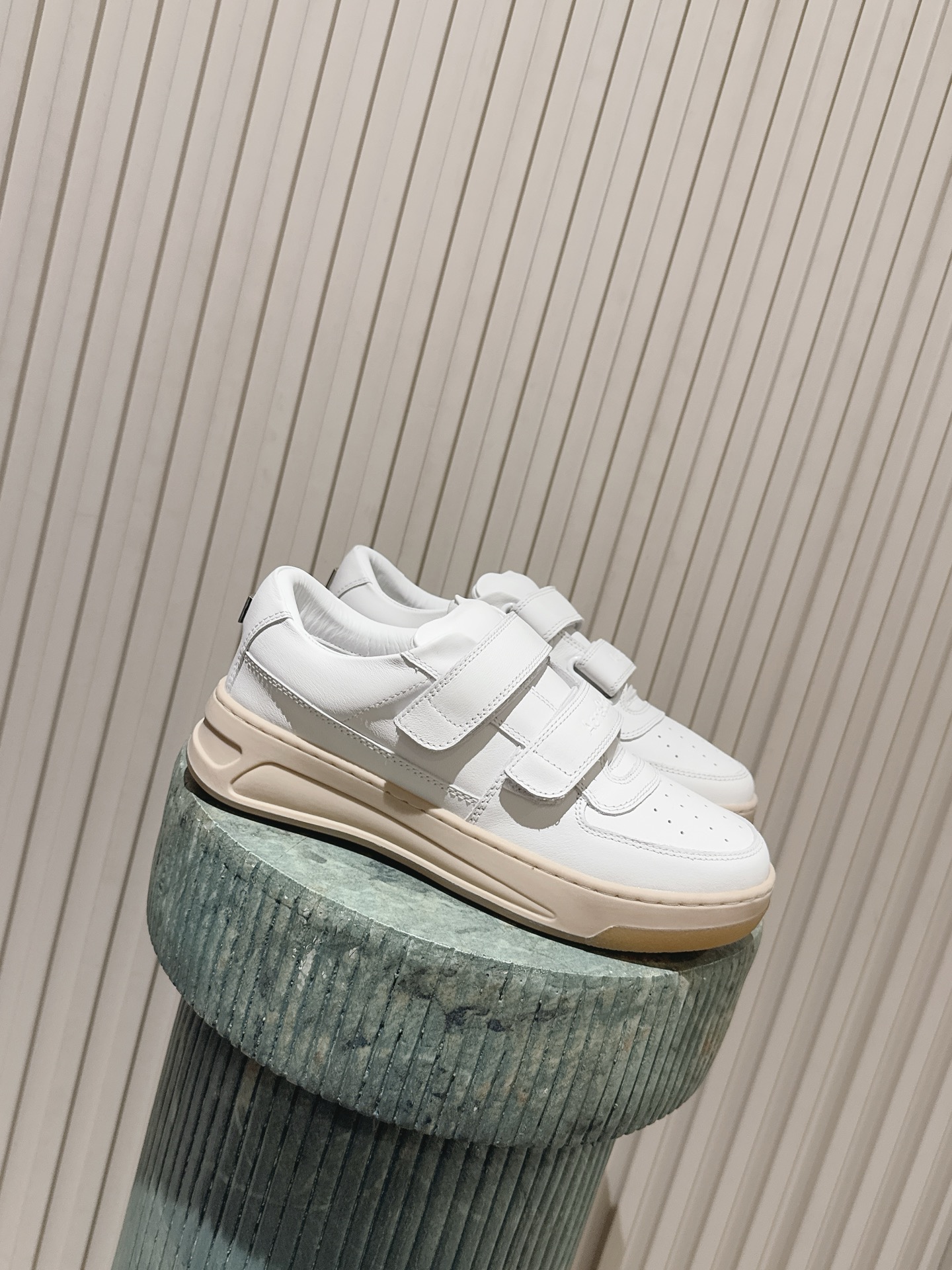 NO:787450,Top version:: Acne Studios Velcro Thick-soled Golden Classic White Shoes Acne Studios' Velcro thick-soled white shoes are made of soft calfskin and equipped with the iconic double Velcro, which is super easy to put on and take off! The thick-soled design increases the height by about 6cm, making the legs longer and modifying the shape of the legs. It is especially suitable for small sisters. The soles are light and elastic, making them comfortable for long walks. The metal smiley logo on the heel is very recognizable. It is simple and versatile, and can be easily used for commuting and leisure. It is a classic choice for height-increasing shoes! Fabric: Original customized imported first-layer cowhide. Lining: Original customized breathable mesh lining. Outsole: Original open-molded non-slip rubber foam outsole. Sole thickness: 6CM. Size: Women's 35-40 (customized for 40, casual shoes/sports shoes, Acne studios, dior, sneakers, cowhide).19860909顶级版本:: Acne Studios魔术贴厚底金典款小白鞋 Acne Studios这款魔术贴厚底小白鞋,采用柔软小牛皮,搭配标志性双魔术贴,穿脱超方便！厚底设计增高约6cm,显腿长又修饰腿型,特别适合小个子姐妹.鞋底轻便Q弹,长时间走路也很舒适,后跟金属笑脸标志超有辦识度,简约百搭,通勤休闲都能轻松驾驭,是增高鞋里的经典之选！ 面料: 原版定制进口头层牛皮 内里: 原版定制透气网里 大底: 原版开模防滑橡胶发泡大底 底厚: 6CM Size: 女款35-40（40订做,休闲鞋/运动鞋,acne studios,dior,sneakers,cowhide,Women's Shoes