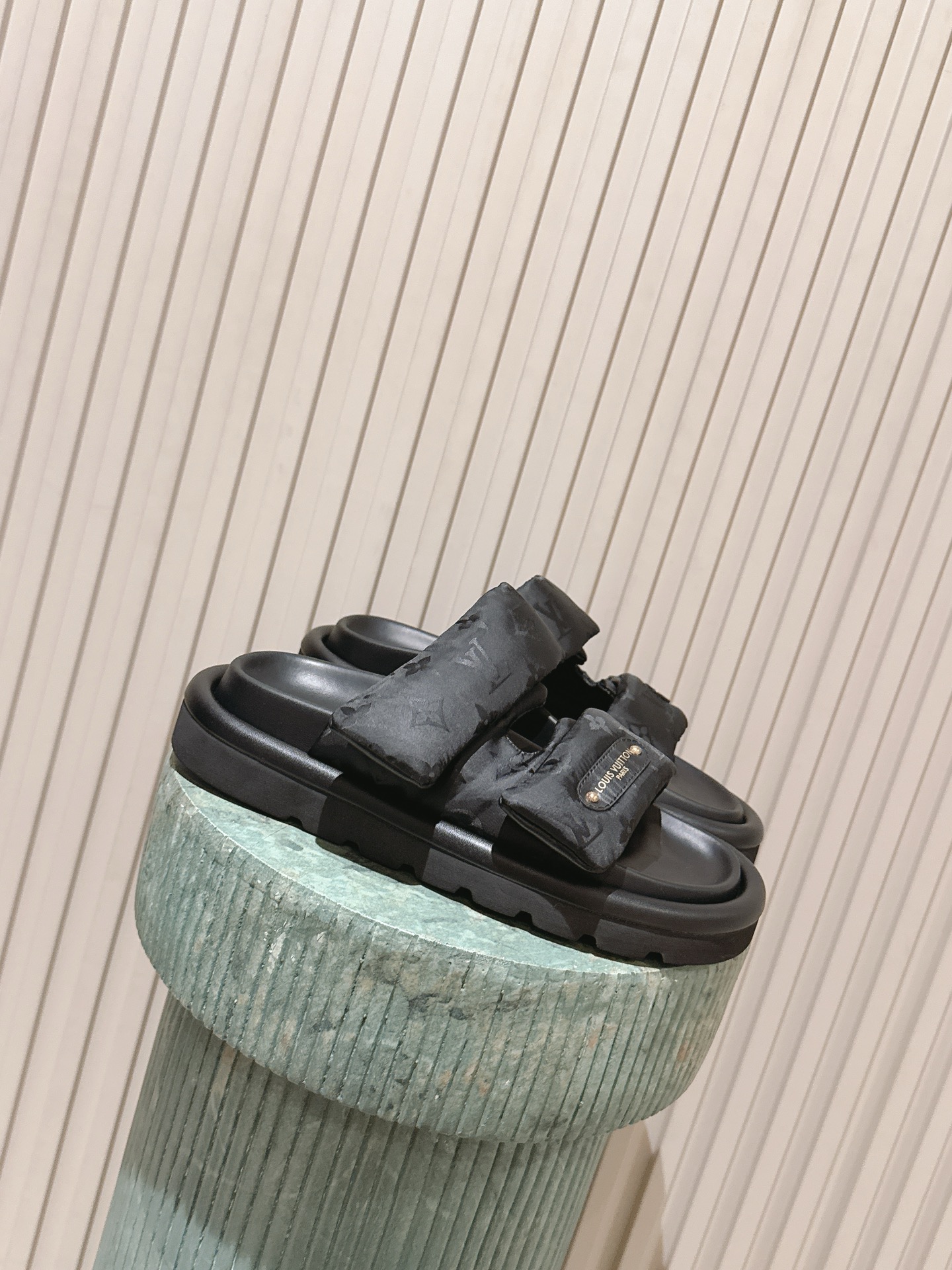 NO:787460,The top version of couples' models for women and men plus 10: LV good-looking shoes LV19860909顶级版本情侣款女款男款加10:LV 好看的鞋 LV X TM Pool Plllow ~ 很适合夏天哦～俏皮可爱的 关键脚感超级轻盈,舒适好看 size 35-45,拖鞋,louis vuitton,slippers,Women's Shoes