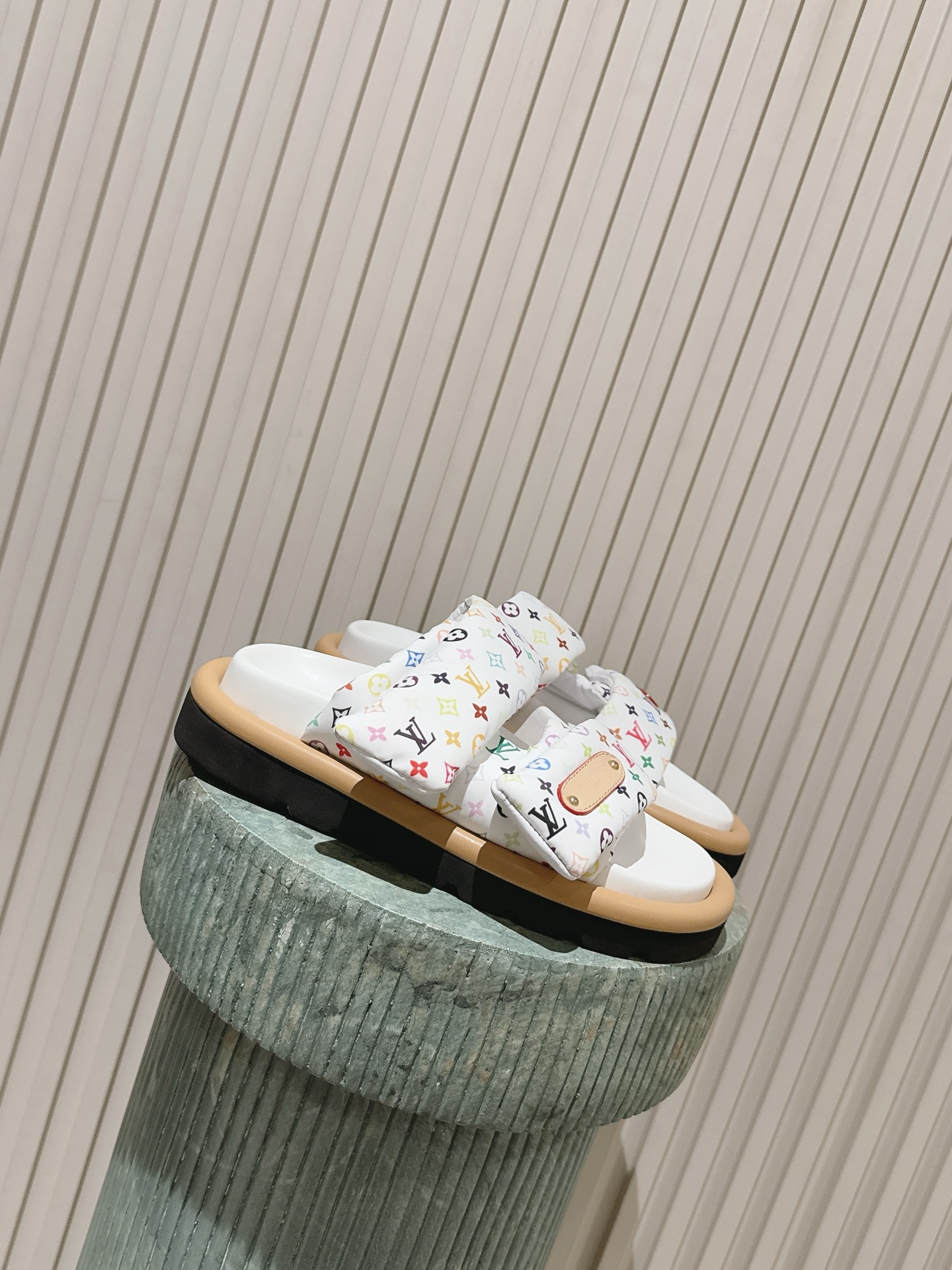 NO:787462,Top version of new colors for women and men plus 10:26ss early spring LV good-looking shoes LV19860909顶级版本新播色女款男款加10:26ss早春款LV 好看的鞋 LV X TM Pool Plllow ~ 很适合夏天哦～俏皮可爱的 关键脚感超级轻盈,舒适好看 size 35-45,拖鞋,louis vuitton,slippers,Women's Shoes