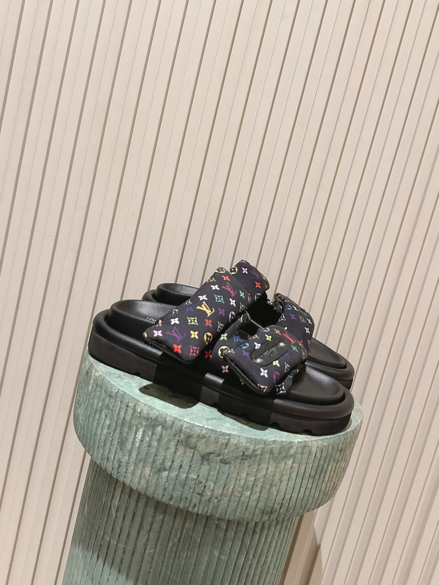 NO:787464,Premium version, new colors for women and men plus 10:26ss early spring LV good-looking shoes LV19860909级版本新播色女款男款加10:26ss早春款LV 好看的鞋 LV X TM Pool Plllow ~ 很适合夏天哦～俏皮可爱的 关键脚感超级轻盈,舒适好看 size 35-45,拖鞋,louis vuitton,slippers,Women's Shoes