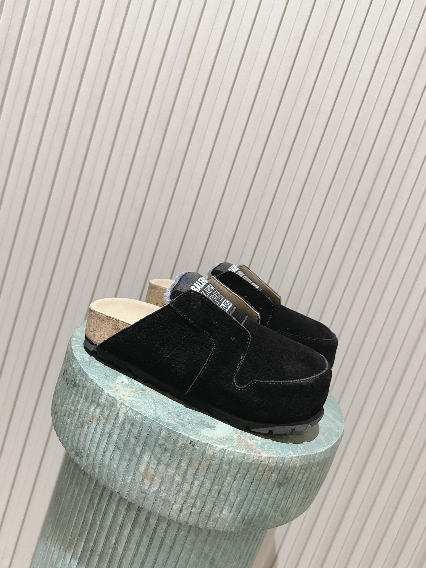 NO:787458,Top version: Couple model for women men Balenciaga Balenciaga Spring 26 Mule Boken Half Slippers Dumbo Mule opens up the retro lazy style Couple model 2026 spring series non-catwalk model 'Dumbo Mule' Mule shoes are officially unveiled, seizing the trend with its unique design!  The gender-neutral series covers mules and short boots, made of distressed suede, with multiple colors and multiple grids. The round toe + oversized tongue has a retro and relaxed feel, the embroidered label on the tongue hides brand genes, and the cork insole is superimposed with a comfortable buff. It is full of fashion and practicality. 35-45 sizes, half drag, balenciaga, balenciaga, boots, slippers19860909顶级版本:情侣款 女 男  Balenciaga 巴黎世家 26春 穆勒博肯半拖鞋 Dumbo Mule开启复古慵懒风 情侣款 2026春季系列非走秀款「Dumbo Mule」穆勒鞋正式亮相,凭独特设计抢占潮流视野! 波无性别系列涵盖穆勒鞋与短靴,用做旧绒面革打造,多色适配多格.圆形鞋头+超大鞋舌自带复古松弛感,鞋舌刺绣标签暗藏品牌基因,软木鞋垫叠加舒适buff,时髦与实穿性拉满.35-45码,半拖,balenciaga,balenciaga,boots,slippers,Women's Shoes