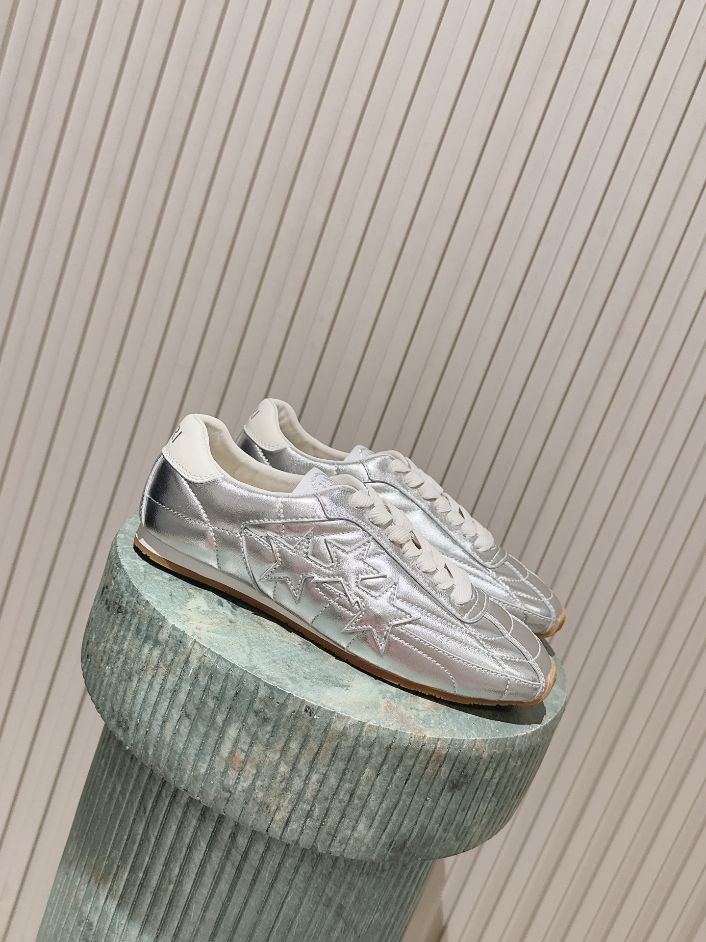 NO:787436,Top version: AMIRI 2026 new bone boots sports and casual sneakers, classic and versatile fashion low-top lace-up sneakers. The star pattern collage brings a casual and uninhibited style, and the contrasting hook surface has a unique and eye-catching shape, presenting an exquisite blend of luxury aesthetics and design. - MATERIAL Material - Upper: cowhide, sheepskin lining, outsole TPU outsole  size35-40,casual shoes/sports shoes,amiri,boots,sneakers,cowhide,sheepskin19860909顶级版本: AMIRI 埃尔米 2026新款 骨头靴运动休闲板鞋德训鞋 经典百搭时尚 低帮系带运动鞋.以星图案拼贴带来率性不羁格调,撞色勾面个性吸睛造型,呈现奢华美学与设计的精妙交融. - MATERIAL 材质 - 鞋面: 牛皮 内里羊皮 大底TPU大底 size35-40,休闲鞋/运动鞋,amiri,boots,sneakers,cowhide,sheepskin,Women's Shoes