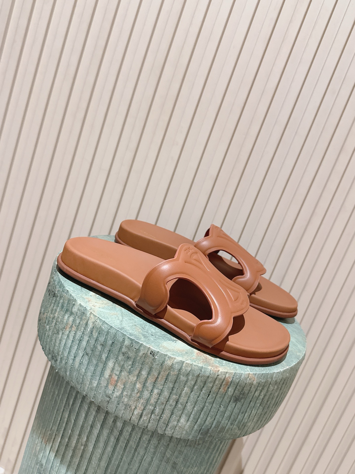 NO:787446,Top version: Celin*26ss new early spring simple and versatile sandals. The Arc de Triomphe embossed pattern that you can catch at a glance is the French high-end feeling engraved in the bones. Smooth cowhide is crisp and neat, and suede is gentle and lazy. The two textures can be switched at will. Whether you are commuting in a hurry or vacationing in the sun, you can go out with just one kick, and the lazy party will be ecstatic.  It has two textures: smooth/suede, and has a French-style atmosphere. It is super convenient to wear with one foot. It looks good with jeans or small skirts. It is priced at 100 yuan and feels light and luxurious. It is a must-have in spring and summer!  Upper Turkish oil wax first layer cowhide/cow velvet lining two-color imported velvet outsole TPU outsole size 35-40 (customized size 40 is not returnable), slippers, celine, slippers, skirts, jeans, cowhide, chamois leather19860909顶级版本: Celin*26ss早春新款简约百搭凉拖 一眼沦陷的凯旋门压纹,是刻在骨子里的法式高级感.光面牛皮挺括利落,绒面麂皮温柔慵懒,两种质感随心切换,不管是通勤赶时间还是度假晒太阳,一脚蹬就能出门,懒人党狂喜. 光面/麂皮两种质感,法式氛围感直接拉满,一脚蹬超方便,配牛仔裤、小裙子都好看,百元价位穿出轻奢感,春夏刚需没错了！ 鞋面土耳其油蜡头层牛皮/牛反绒 内里双色进口丝绒 大底TPU大底 size35-40码（40码定制不退换）,拖鞋,celine,slippers,skirts,jeans,cowhide,chamois leather,Women's Shoes