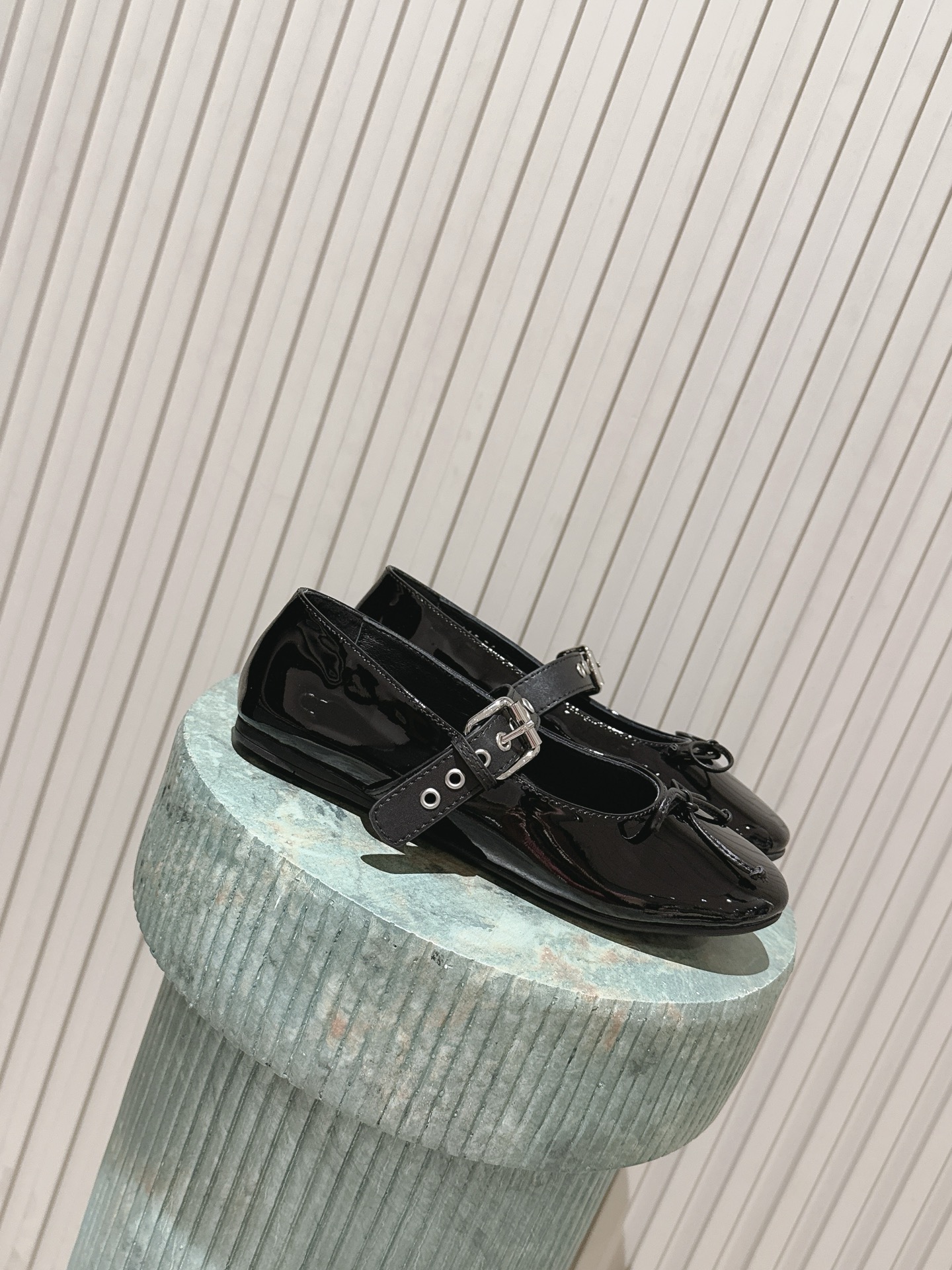 NO:787434,Top version:: miumiu26 new spring ballet shoes series Mary Jane bow belt buckle small leather shoes last type versatile slimming feet yyds. Three-dimensional and full shape, comfortable on the feet, full of aura, original forged surface belt loop buckle and small bow design style, high-end and elegant, perfect details, dazzling and trendy. Upper cowhide, inner sheepskin lining, foot pads!  Original outsole Size: 35-40, ballet shoes, miumiu, mary jane, cowhide, sheepskin19860909顶级版本:: miumiu26新春款芭蕾舞鞋系列 玛丽珍蝴蝶结皮带扣小皮鞋 楦型百搭瘦脚yyds.造型立体饱满,上脚舒适 气场十足,原版煅面 皮带环扣加小蝴蝶结设计风格 高级又优雅,细节完美 炫 潮. 鞋面牛皮 内里羊皮里、垫脚！ 大底原版大底 Size: 35-40,芭蕾舞鞋,miumiu,mary jane,cowhide,sheepskin,Women's Shoes