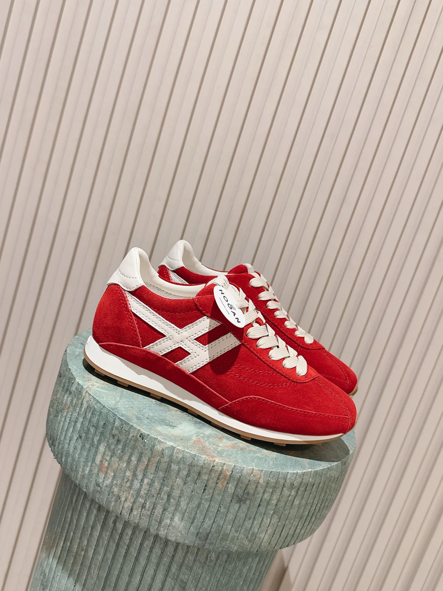 NO:787442,Top version:: HOGAN H699 Haoge's 2026 new Skittles series is too fairy. The retro Forrest Gump sneakers have a spring and summer atmosphere. The women's sneakers have both personalized design and retro elements. The lightweight soles follow the H699 series style, adding loop details and H-shaped convex patterns, and have excellent grip performance. The upper is made of suede leather and sports fabric, with H letters on the sides. The memory foam insoles are cushioning and comfortable.  Each pair is like wearing a spring color palette on your feet. The milky macaron color + suede texture is gentle and high-end, and you can choose any outfit at all. Fabric: Original custom imported cow suede + technical canvas Lining: Original water-dyed sheepskin lining Outsole: Original molded IP foam + rubber sole Size: 35-39 (40 customizations are non-refundable), casual shoes/sports shoes, sneakers, sheepskin, chamois leather19860909顶级版本:: HOGAN H699 豪格2026新款彩虹糖系列也太仙儿了,复古阿甘运动鞋太有春夏氛围感,女士运动鞋兼具个性设计和复古元素,轻便鞋底沿袭H699系列款式,增添了圈线细节和H形凸起图案,抓地性能优越.鞋面为绒面皮革拼运动面料,侧边饰以H字母,记忆泡沫鞋垫缓震舒适. 每一双都像把春天的调色盘穿在脚上,奶fufu的马卡龙配色+麂皮质感,温柔又高级,完全不挑穿搭. 面料: 原版定制进口牛反绒+科技帆布 内里: 原版水染羊皮里 大底: 原版开模IP发泡+橡胶底 码数: 35-39（40定制不退换）,休闲鞋/运动鞋,sneakers,sheepskin,chamois leather,Women's Shoes