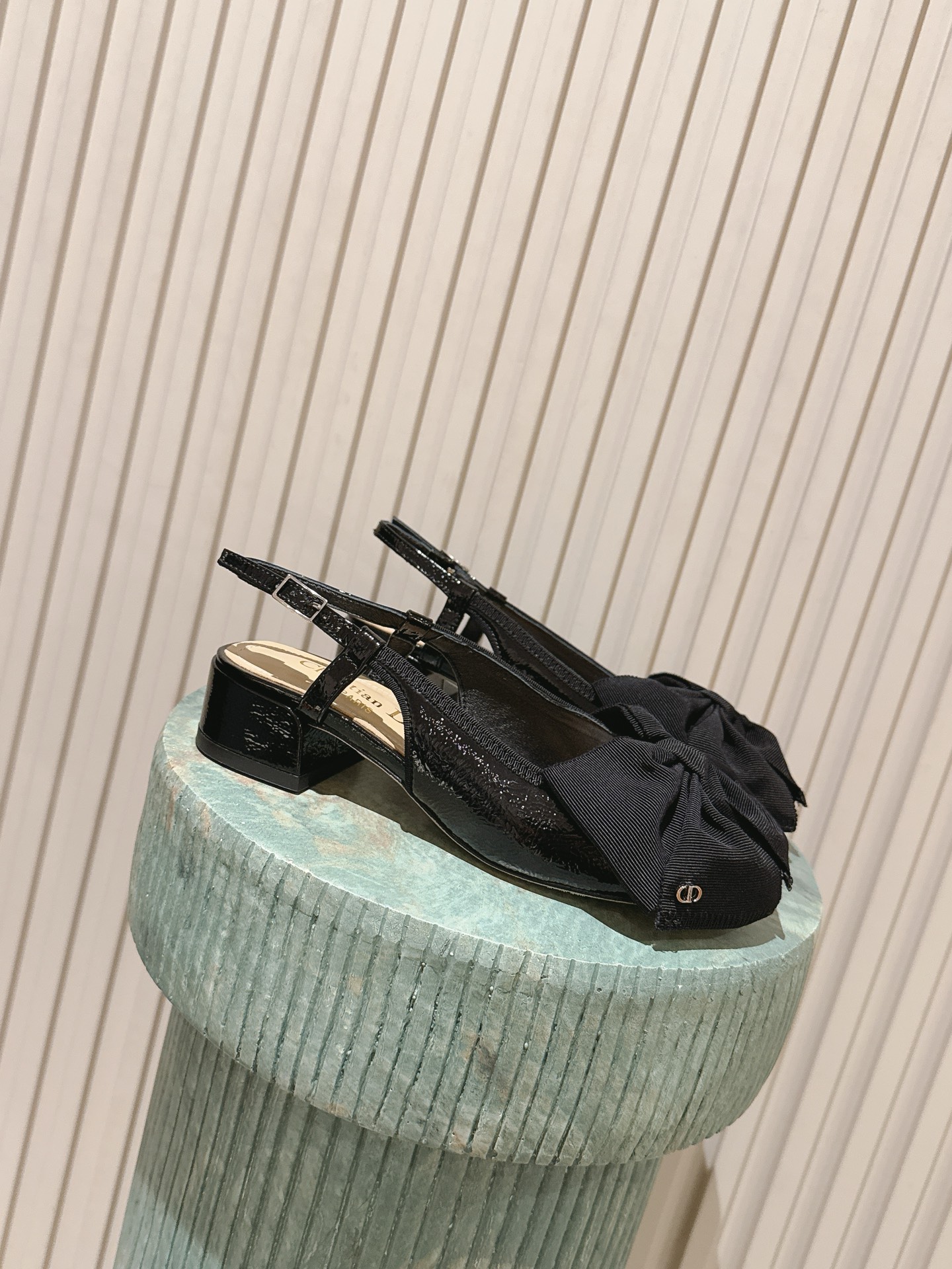 NO:787439,Top version: Dio*26ss early spring new bow round toe back hollow stiletto high-heeled sandals combine the elegant silhouette of the classic bow high heels with the back hollow design and Mary Jane straps, which not only retains the exquisiteness of the round toe shoes, but also enhances the fit and flexibility of wearing through the back hollow and straps. It is versatile and can highlight the line beauty of the shoe shape, in line with the elegant aesthetics of the brand. The strap uses a delicate metal buckle, and the inside of the shoe is marked 'C'  D' brand logo, no superfluous decoration, highlighting the brand's exquisite craftsmanship through detailed craftsmanship. Upper cowhide, lining sheepskin, leather outsole, size 35-41 (customized sizes 40 and 41 are not returnable), heel height 4cm, sandals, dior, sandals, mary jane, high heels, cowhide, sheepskin, Leather soles19860909顶级版本: Dio*26ss早春新款蝴蝶结圆头后空细跟高跟凉鞋 将经典蝴蝶结高跟鞋的优雅轮廓与后空设计、玛丽珍绑带结合,既保留圆头鞋的精致感,又通过后空和绑带增强穿着的贴合度与灵动性. 百搭且能凸显鞋型的线条美感,契合品牌的优雅美学.绑带处采用细巧的金属搭扣,鞋内标注“C D”品牌标识,无多余装饰,通过细节工艺凸显品牌的精致工艺. 鞋面牛皮 内里羊皮 大底真皮大底 size35-41码（40、41码定制不退换） 跟高4cm,凉鞋,dior,sandals,mary jane,high heels,cowhide,sheepskin,Leather soles,Women's Shoes