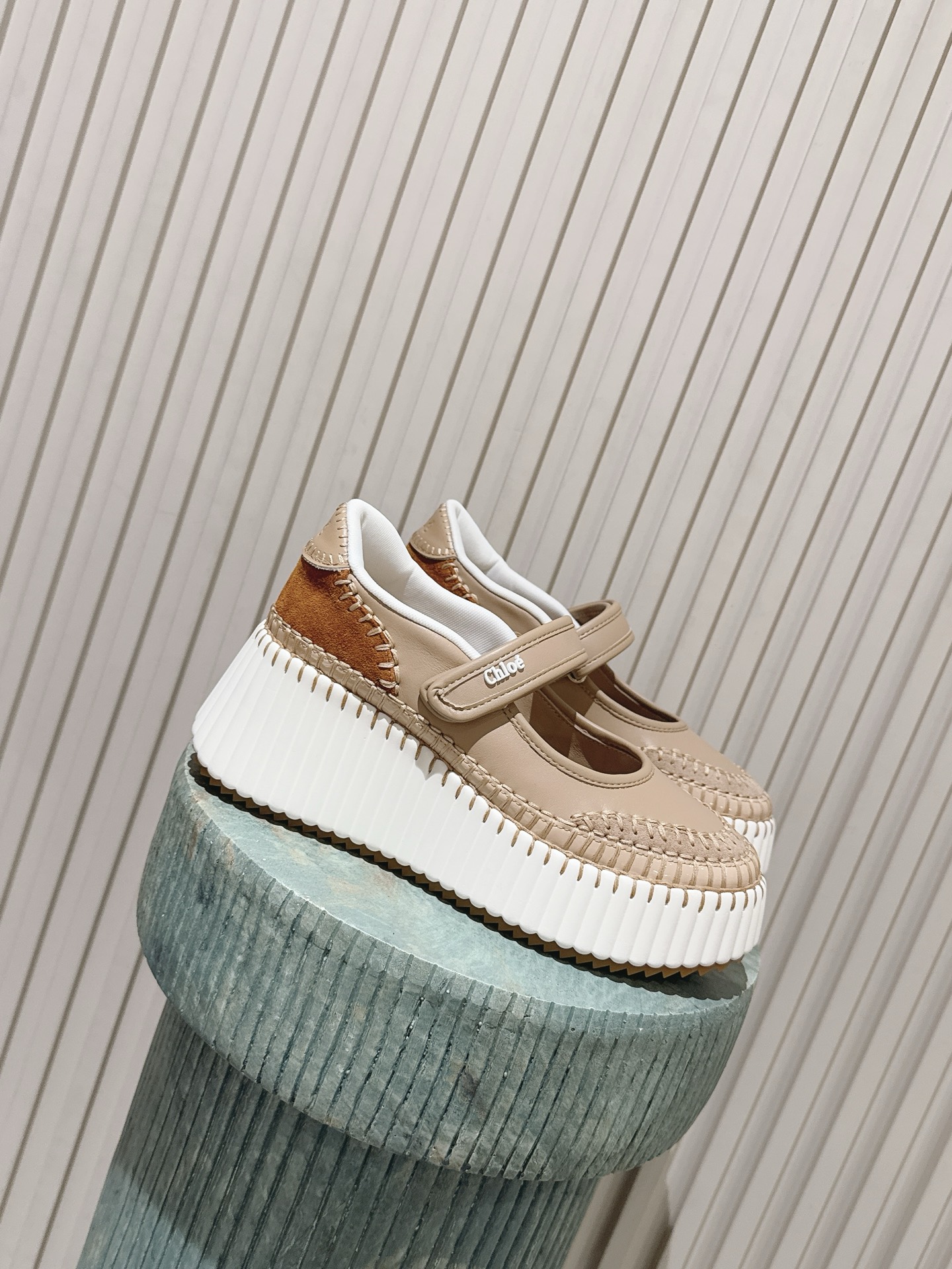 NO:787479,Top version: *26ss spring model Chloe's new thick-soled Velcro shoes!  The latest color matching is a cool trendy boot that looks amazing this season. I bought it at the counter for 7800!  Exclusive mold opening and customization on the entire network. After 1 month of adjustment, it was restored to the authentic grade and counter inspection grade. Original one-to-one custom elastic socks on the upper, crystal sheepskin feet inside, and one-to-one model non-slip double-layer thickened non-slip and wear-resistant outsole!  Wear the height-increasing artifact!  Size35-39(40 41 customized),Mary Jane,boots,mary jane,sheepskin19860909顶级版本: *26ss春款 克洛伊新款厚底魔术贴鞋！最新配色入手一款本季颜值爆表的酷潮靴, 专柜以7800购入！全网独家开模定制,历经1个月调整还原正品级,专柜验货级别 鞋面原版一比一定制弹力袜,内里水晶羊皮垫脚,一比一楷模防滑双层加厚防滑耐磨大底！穿上增高神器！ Size35-39( 40 41 定做),玛丽珍,boots,mary jane,sheepskin,Women's Shoes