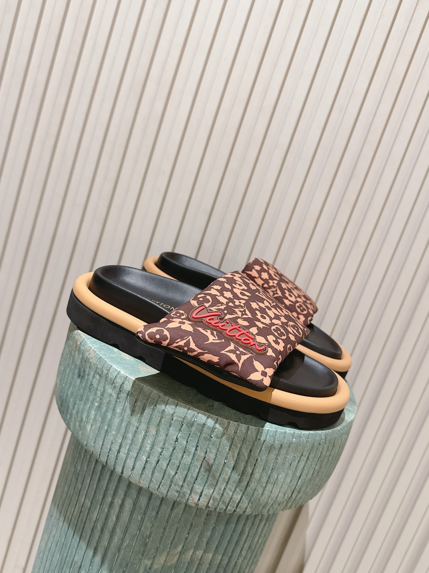 NO:787438,The top version of the new color for women 270 / for men LV Louis Vuitton L Jialu brand POOL PILLOW COMFORT Velcro Denim Denim Checkerboard Embossed Bread Flat sandals Original purchased and developed Made of goods This Pool Pillow Comfort flat sandal is padded with neoprene to create a comfortable wide upper, and then embossed with the classic Monogram pattern. The Velcro is easy to adjust, and the tough insole and ridged outsole complete the whole.  Exquisite packaging at the delivery counter. Fabric: original customized technical fabric fabric. Original customized sheepskin foot pads inside. Original open-molded rubber foam outsole. Bottom thickness 4CM. Size: women's 35-40 / men's 39-45, slippers, louis vuitton, louis vuitton, louis vuitton, louis vuitton, slippers, sheepskin19860909顶级版本新播色女款270 / 男款 LV路易威登L家驴牌 POOL PILLOW COMFORT 魔术贴 丹宁牛仔布 棋盘格 浮雕 面包 平底凉拖鞋 原版购入开发 做货 本款 Pool Pillow Comfort 平底凉拖为氯丁橡胶附上衬垫,塑造舒适宽幅鞋面,随后压印经典 Monogram 图案.魔术贴方便调节,韧性鞋垫和凸纹外底完善整体. 配送专柜精美包装 面料:原版定制科技织物面料 内里原版定制羊皮垫脚 鞋底原版开模橡胶发泡大底 底厚4CM Size:女款35-40 / 男款39-45,拖鞋,louis vuitton,louis vuitton,louis vuitton,louis vuitton,slippers,sheepskin,Women's Shoes
