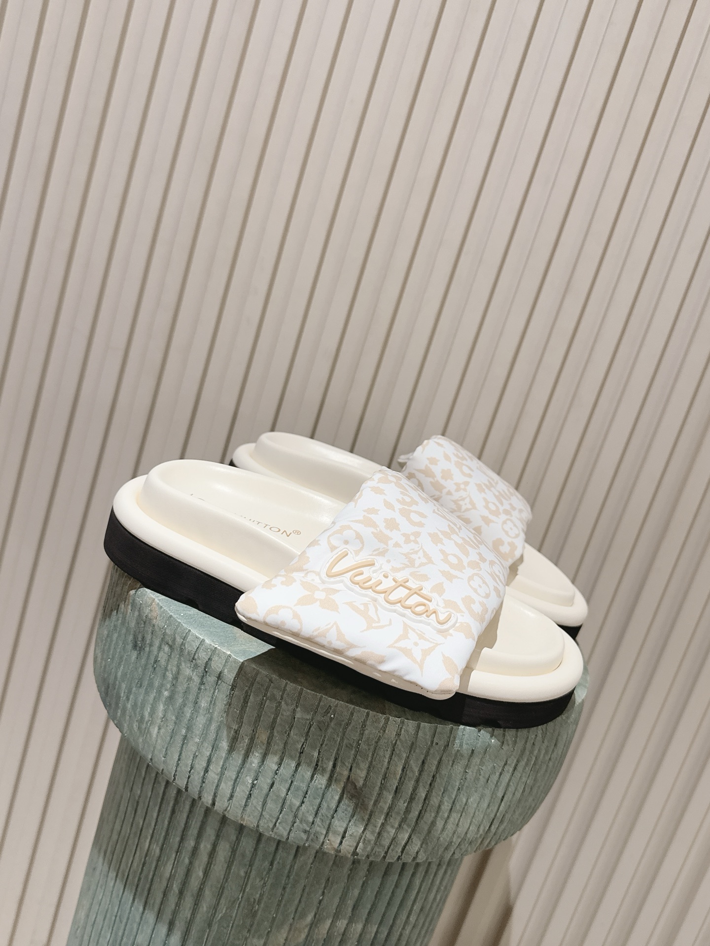 NO:787441,The top version of the new color for women / men LV Louis Vuitton L Jialu brand POOL PILLOW COMFORT Velcro Denim Denim Checkerboard Embossed Bread Flat sandals Original purchase development and production This model Pool Pillow Comfort flat sandals are padded with neoprene to create a comfortable wide upper, and then embossed with the classic Monogram pattern. The Velcro is easy to adjust, and the tough insole and convex outsole complete the whole.  Exquisite packaging at the delivery counter. Fabric: original customized technical fabric fabric. Original customized sheepskin foot pads inside. Original open-molded rubber foam outsole. Bottom thickness 4CM. Size: women's 35-40 / men's 39-45, slippers, louis vuitton, louis vuitton, louis vuitton, louis vuitton, slippers, sheepskin19860909顶级版本新播色女款 / 男款 LV路易威登L家驴牌 POOL PILLOW COMFORT 魔术贴 丹宁牛仔布 棋盘格 浮雕 面包 平底凉拖鞋 原版购入开发 做货 本款 Pool Pillow Comfort 平底凉拖为氯丁橡胶附上衬垫,塑造舒适宽幅鞋面,随后压印经典 Monogram 图案.魔术贴方便调节,韧性鞋垫和凸纹外底完善整体. 配送专柜精美包装 面料:原版定制科技织物面料 内里原版定制羊皮垫脚 鞋底原版开模橡胶发泡大底 底厚4CM Size:女款35-40 / 男款39-45,拖鞋,louis vuitton,louis vuitton,louis vuitton,louis vuitton,slippers,sheepskin,Women's Shoes