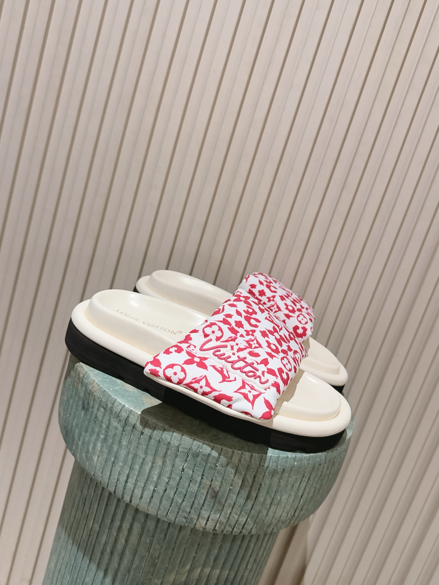 NO:787444,The top version of the new color women's model 270 men's model LV Louis Vuitton L Jialu brand POOL PILLOW COMFORT Velcro Denim Denim Checkerboard Embossed Bread Flat sandals Original purchase development and production This model Pool Pillow Comfort flat sandals are padded with neoprene to create a comfortable wide upper, and then embossed with the classic Monogram pattern. The Velcro is easy to adjust, and the tough insole and ridged outsole complete the whole.  Exquisite packaging at the delivery counter. Fabric: original customized technical fabric fabric. Original customized sheepskin foot pads inside. Original open-molded rubber foam outsole. Bottom thickness 4CM. Size: women's 35-40 / men's 39-45, slippers, louis vuitton, louis vuitton, louis vuitton, louis vuitton, slippers, sheepskin19860909顶级版本新播色女款270男款 LV路易威登L家驴牌 POOL PILLOW COMFORT 魔术贴 丹宁牛仔布 棋盘格 浮雕 面包 平底凉拖鞋 原版购入开发 做货 本款 Pool Pillow Comfort 平底凉拖为氯丁橡胶附上衬垫,塑造舒适宽幅鞋面,随后压印经典 Monogram 图案.魔术贴方便调节,韧性鞋垫和凸纹外底完善整体. 配送专柜精美包装 面料:原版定制科技织物面料 内里原版定制羊皮垫脚 鞋底原版开模橡胶发泡大底 底厚4CM Size:女款35-40 / 男款39-45,拖鞋,louis vuitton,louis vuitton,louis vuitton,louis vuitton,slippers,sheepskin,Women's Shoes