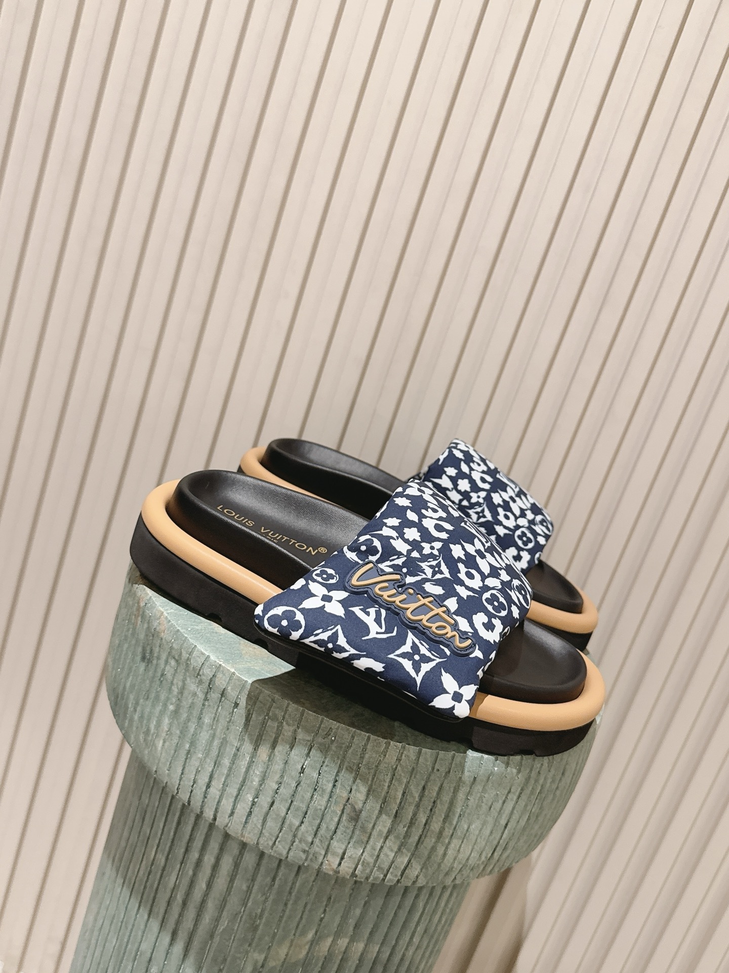 NO:787447,The top version of the new color for women 270 / for men LV Louis Vuitton L Jialu brand POOL PILLOW COMFORT Velcro Denim Denim Checkerboard Embossed Bread Flat sandals Original purchased and developed Made of goods This Pool Pillow Comfort flat sandal is padded with neoprene to create a comfortable wide upper, and then embossed with the classic Monogram pattern. The Velcro is easy to adjust, and the tough insole and ridged outsole complete the whole.  Exquisite packaging at the delivery counter. Fabric: original customized technical fabric fabric. Original customized sheepskin foot pads inside. Original open-molded rubber foam outsole. Bottom thickness 4CM. Size: women's 35-40 / men's 39-45, slippers, louis vuitton, louis vuitton, louis vuitton, louis vuitton, slippers, sheepskin19860909顶级版本新播色女款270 / 男款 LV路易威登L家驴牌 POOL PILLOW COMFORT 魔术贴 丹宁牛仔布 棋盘格 浮雕 面包 平底凉拖鞋 原版购入开发 做货 本款 Pool Pillow Comfort 平底凉拖为氯丁橡胶附上衬垫,塑造舒适宽幅鞋面,随后压印经典 Monogram 图案.魔术贴方便调节,韧性鞋垫和凸纹外底完善整体. 配送专柜精美包装 面料:原版定制科技织物面料 内里原版定制羊皮垫脚 鞋底原版开模橡胶发泡大底 底厚4CM Size:女款35-40 / 男款39-45,拖鞋,louis vuitton,louis vuitton,louis vuitton,louis vuitton,slippers,sheepskin,Women's Shoes