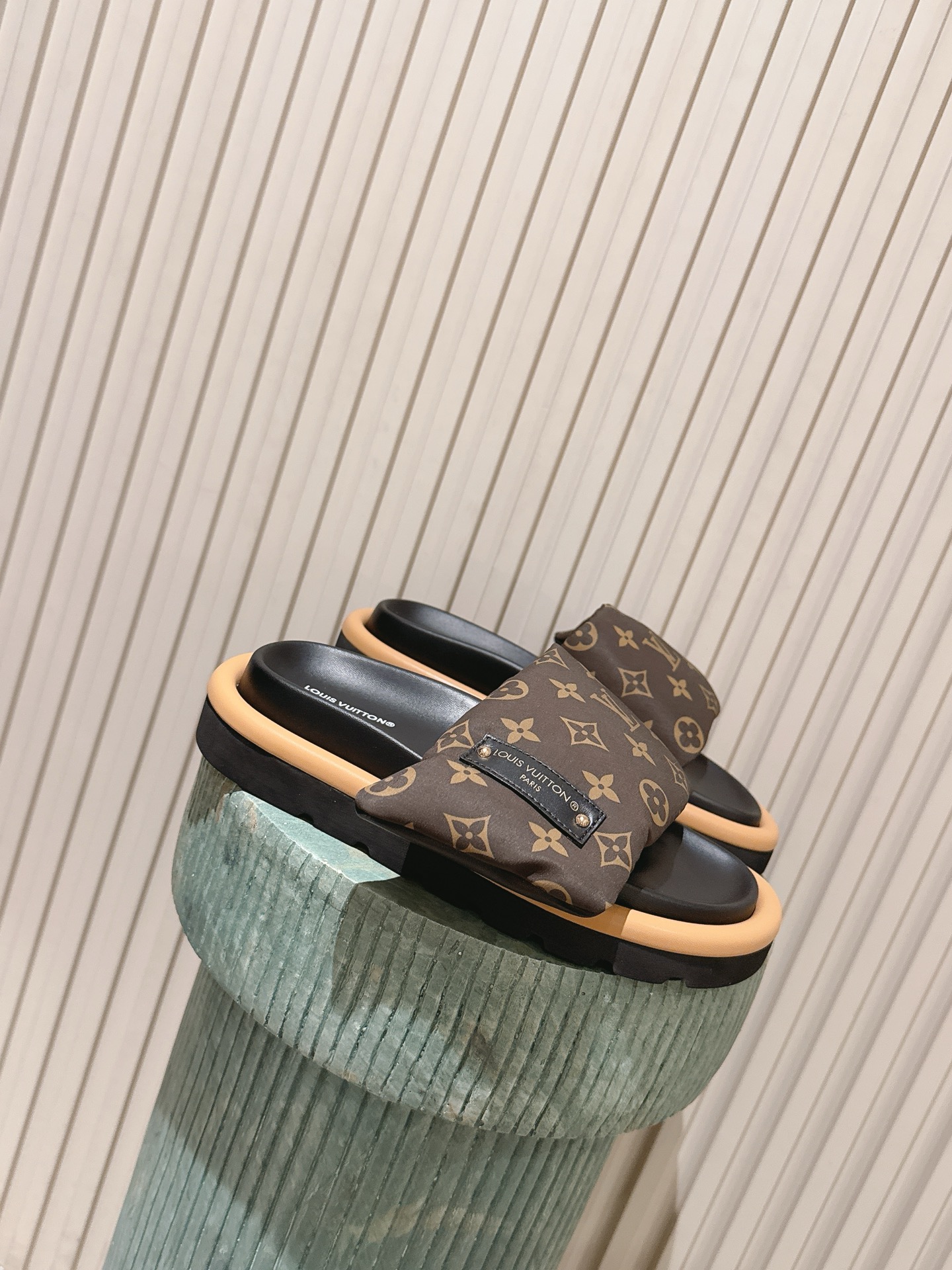 NO:787425,Top version of women's model 270 men's model LV Louis Vuitton L Jialu brand POOL PILLOW COMFORT Velcro Denim Denim Checkerboard Embossing Bread Flat sandals Original purchase development and production This model Pool Pillow Comfort flat sandals are padded with neoprene to create a comfortable wide upper, and then embossed with the classic Monogram pattern. The Velcro is easy to adjust, and the tough insole and ridged outsole complete the whole. Beautiful packaging at the delivery counter  Fabric: original customized technical fabric fabric, original customized sheepskin foot pads inside, original open-molded rubber foam outsole, sole thickness 4CM19860909顶级版本女款270男款 LV路易威登L家驴牌 POOL PILLOW COMFORT 魔术贴 丹宁牛仔布 棋盘格 浮雕 面包 平底凉拖鞋 原版购入开发 做货 本款 Pool Pillow Comfort 平底凉拖为氯丁橡胶附上衬垫,塑造舒适宽幅鞋面,随后压印经典 Monogram 图案.魔术贴方便调节,韧性鞋垫和凸纹外底完善整体. 配送专柜精美包装 面料:原版定制科技织物面料 内里原版定制羊皮垫脚 鞋底原版开模橡胶发泡大底 底厚4CM Size:女款35-40 / 男款39-45,拖鞋,louis vuitton,louis vuitton,louis vuitton,louis vuitton,slippers,sheepskin,Women's Shoes
