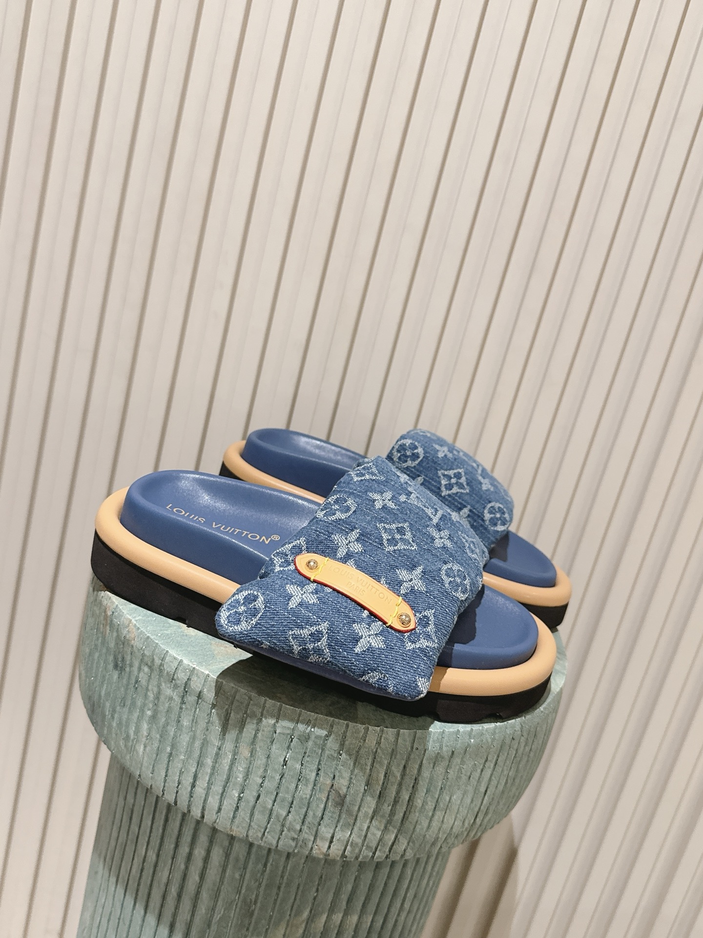 NO:787428,The top version for women is 270 / for men. LV Louis Vuitton L Jialu brand POOL PILLOW COMFORT Velcro Denim Denim Checkerboard Embossed Bread Flat Sandals Original purchase, development and production This model Pool Pillow Comfort flat sandals are padded with neoprene to create a comfortable wide upper, and then embossed with the classic Monogram pattern. The Velcro is easy to adjust, and the tough insole and convex outsole complete the whole.  Exquisite packaging at the delivery counter. Fabric: original customized technical fabric fabric. Original customized sheepskin foot pads inside. Original open-molded rubber foam outsole. Bottom thickness 4CM. Size: women's 35-40 / men's 39-45, slippers, louis vuitton, louis vuitton, louis vuitton, louis vuitton, slippers, sheepskin19860909顶级版本女款270 / 男款 LV路易威登L家驴牌 POOL PILLOW COMFORT 魔术贴 丹宁牛仔布 棋盘格 浮雕 面包 平底凉拖鞋 原版购入开发 做货 本款 Pool Pillow Comfort 平底凉拖为氯丁橡胶附上衬垫,塑造舒适宽幅鞋面,随后压印经典 Monogram 图案.魔术贴方便调节,韧性鞋垫和凸纹外底完善整体. 配送专柜精美包装 面料:原版定制科技织物面料 内里原版定制羊皮垫脚 鞋底原版开模橡胶发泡大底 底厚4CM Size:女款35-40 / 男款39-45,拖鞋,louis vuitton,louis vuitton,louis vuitton,louis vuitton,slippers,sheepskin,Women's Shoes