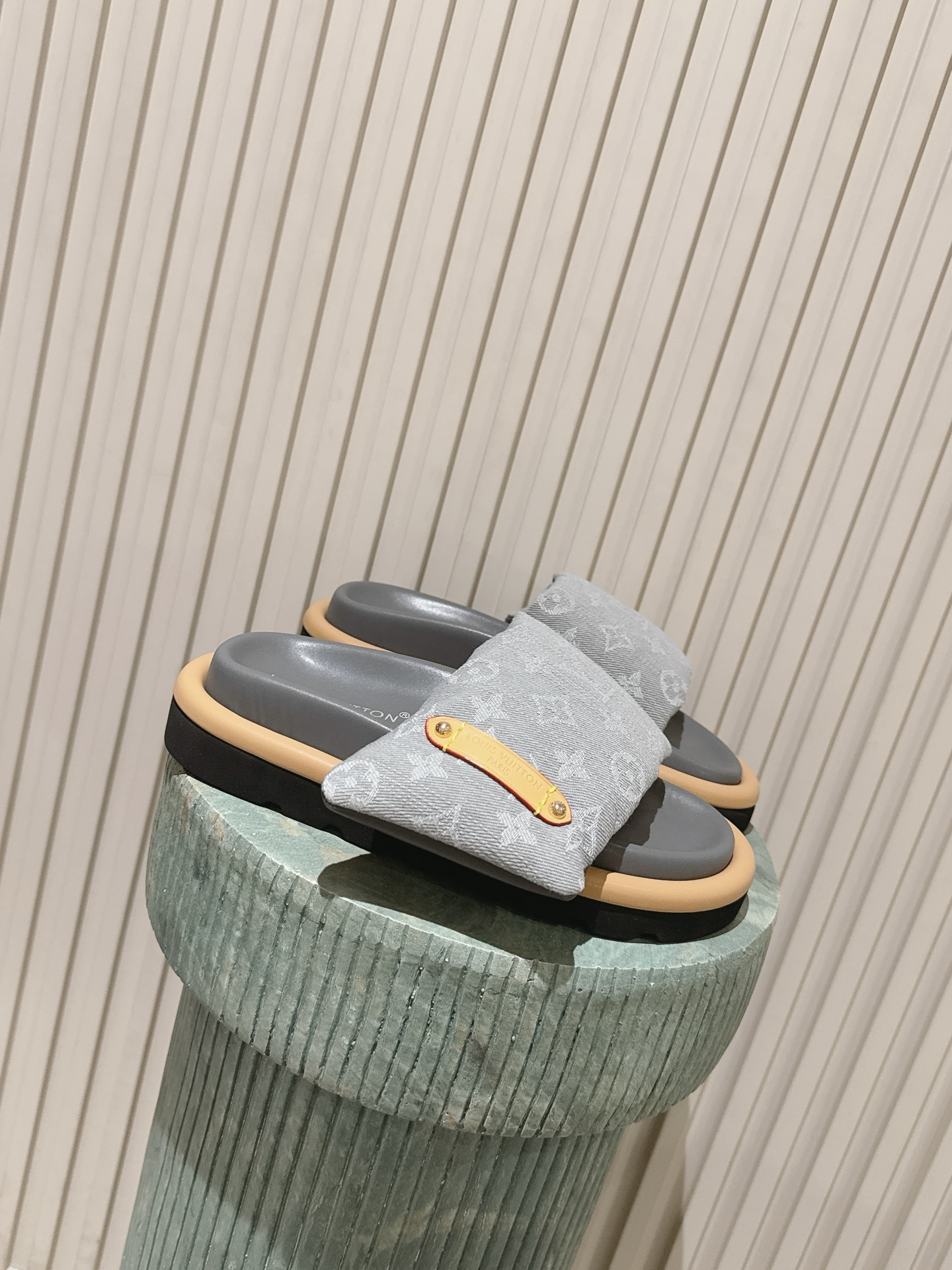 NO:787430,19860909顶级版本女款270男款 LV路易威登L家驴牌 POOL PILLOW COMFORT 魔术贴 丹宁牛仔布 棋盘格 浮雕 面包 平底凉拖鞋 原版购入开发 做货 本款 Pool Pillow Comfort 平底凉拖为氯丁橡胶附上衬垫,塑造舒适宽幅鞋面,随后压印经典 Monogram 图案.魔术贴方便调节,韧性鞋垫和凸纹外底完善整体. 配送专柜精美包装 面料:原版定制科技织物面料 内里原版定制羊皮垫脚 鞋底原版开模橡胶发泡大底 底厚4CM Size:女款35-40 / 男款39-45,拖鞋,louis vuitton,louis vuitton,louis vuitton,louis vuitton,slippers,sheepskin,Women's Shoes