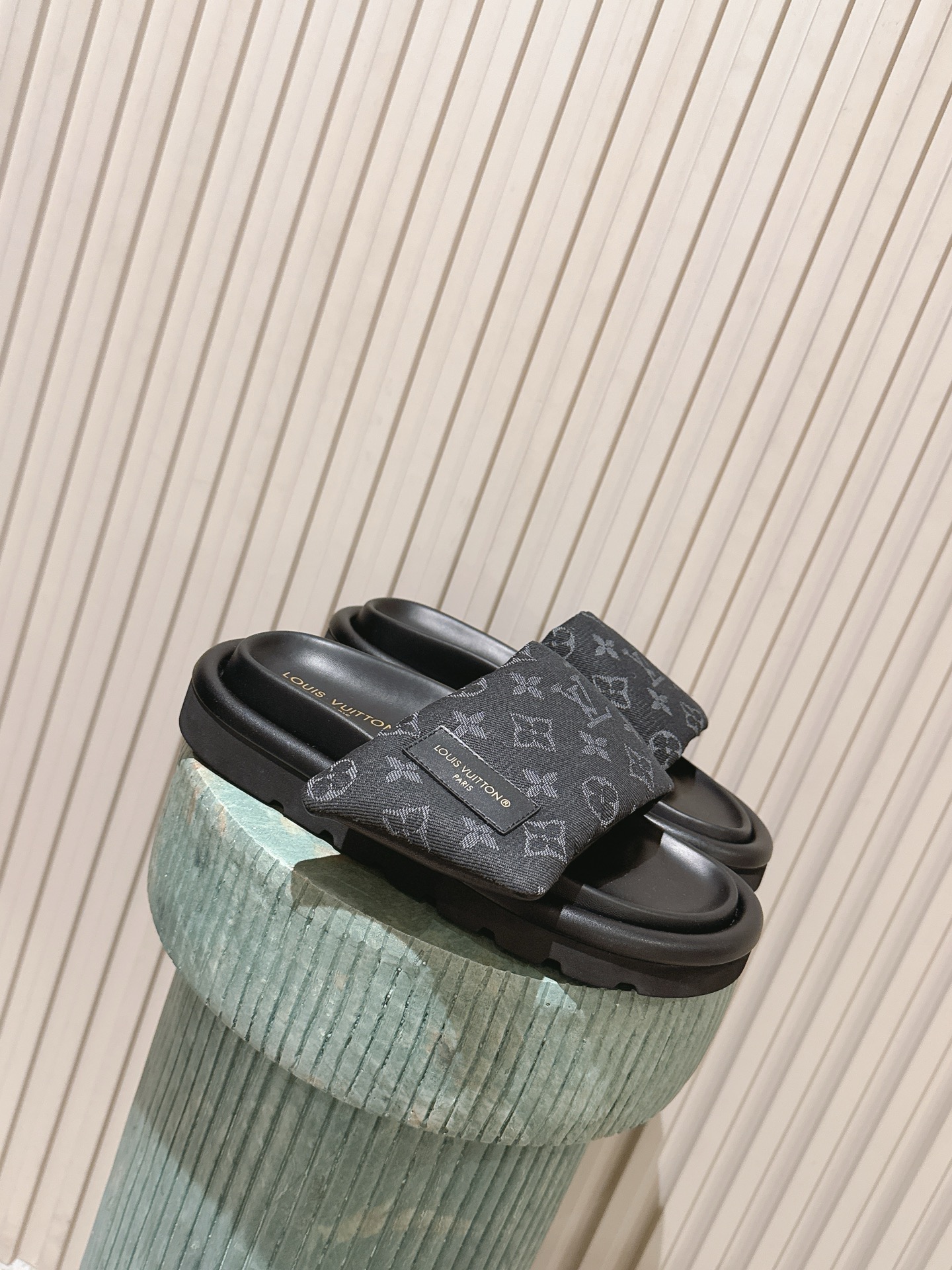 NO:787433,The top version for women is 270 / for men. LV Louis Vuitton L Jialu brand POOL PILLOW COMFORT Velcro Denim Denim Checkerboard Embossed Bread Flat Sandals Original purchase, development and production This model Pool Pillow Comfort flat sandals are padded with neoprene to create a comfortable wide upper, and then embossed with the classic Monogram pattern. The Velcro is easy to adjust, and the tough insole and convex outsole complete the whole.  Exquisite packaging at the delivery counter. Fabric: original customized technical fabric fabric. Original customized sheepskin foot pads inside. Original open-molded rubber foam outsole. Bottom thickness 4CM. Size: women's 35-40 / men's 39-45, slippers, louis vuitton, louis vuitton, louis vuitton, louis vuitton, slippers, sheepskin19860909顶级版本女款270 / 男款 LV路易威登L家驴牌 POOL PILLOW COMFORT 魔术贴 丹宁牛仔布 棋盘格 浮雕 面包 平底凉拖鞋 原版购入开发 做货 本款 Pool Pillow Comfort 平底凉拖为氯丁橡胶附上衬垫,塑造舒适宽幅鞋面,随后压印经典 Monogram 图案.魔术贴方便调节,韧性鞋垫和凸纹外底完善整体. 配送专柜精美包装 面料:原版定制科技织物面料 内里原版定制羊皮垫脚 鞋底原版开模橡胶发泡大底 底厚4CM Size:女款35-40 / 男款39-45,拖鞋,louis vuitton,louis vuitton,louis vuitton,louis vuitton,slippers,sheepskin,Women's Shoes