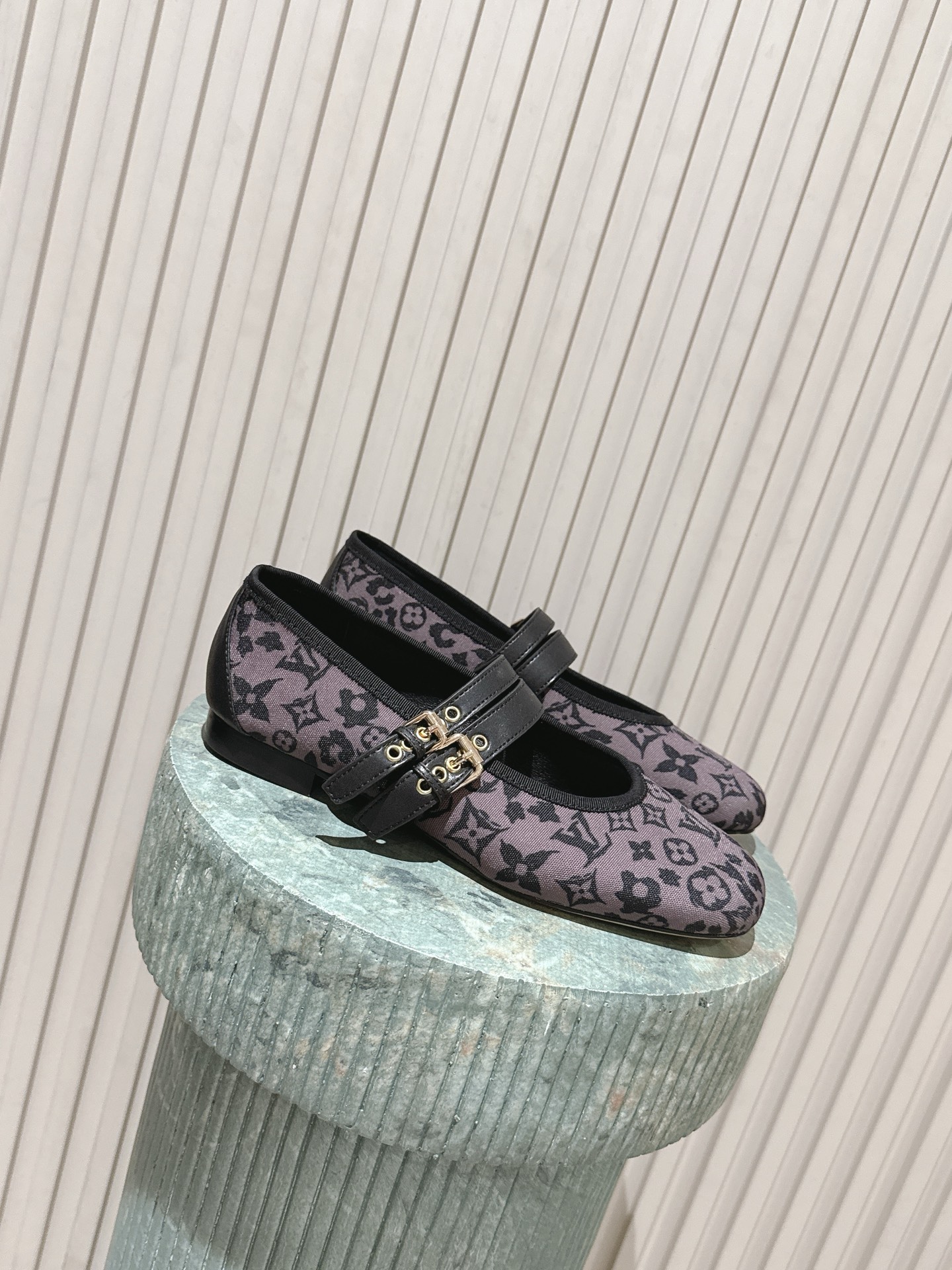 NO:787431,The top version of L*V Donkey Brand 26WF new double-strap Mary Jane shoes really hit my girly heart at first glance!  This pair of LV shoes directly welds elegance and girliness to your feet!  Retro and noble, it is wear-resistant and not easy to deform. The iconic double-strap design firmly fixes the ankle, and the metal buckle embellishes the details to show its exquisiteness. Whether it is paired with a college-style pleated skirt, a French floral skirt, or simple jeans, it can be easily held in place. The top of the foot instantly lengthens the leg line. Wear it for daily commuting, dating and shopping. It is both elegant and eye-catching. It is a 'versatile noble artifact' that makes you stay on top of fashion every step you take!  The fabric is made of original customized cowhide, the inner pads are all sheepskin, the genuine leather outsole imported from Italy size35-39 (customized 40/41), Mary Jane, louis vuitton, louis vuitton, mary jane, skirts, jeans, cowhide, sheepskin, Leather soles19860909顶级版本 L*V驴牌26WF新品双带玛丽珍鞋 真的是一眼就戳中了我的少女心！ 这双LV鞋直接把优雅与少女感焊在脚上！ 复古又显贵耐磨耐造还不易变形. 标志性的双带设计牢牢固定脚踝 搭配金属扣点缀细节处尽显精致. 无论是搭配学院风百褶裙、法式碎花裙,还是简约牛仔裤都能轻松hold住. 上脚瞬间拉长腿部线条,日常通勤、约会逛街穿它 既显气质又足够吸睛 妥妥的“百搭显贵神器” 让你每一步都走在时髦尖上！ 面料采用原版定制牛皮 内里垫脚均为羊皮 意大利进口真皮大底 size35-39（40/41定制）,玛丽珍,louis vuitton,louis vuitton,mary jane,skirts,jeans,cowhide,sheepskin,Leather soles,Women's Shoes